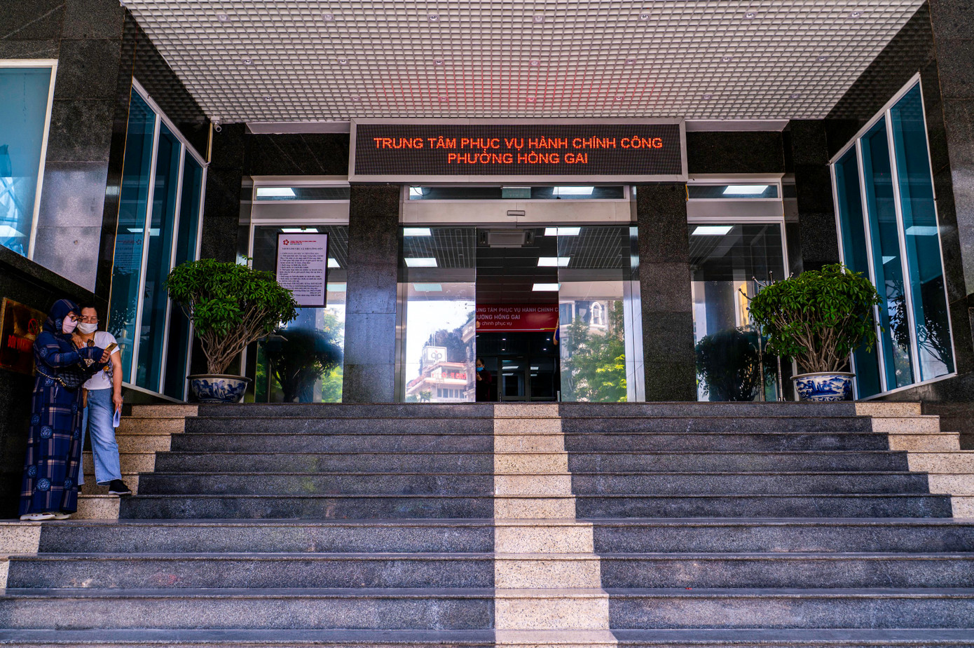 Ghi nhận của PV Báo Tiền Phong tại Trung tâm phục vụ Hành chính công phường Hồng Gai, có rất đông đoàn viên, thanh niên tới đây hỗ trợ vận hành chính quyền hai cấp và hỗ trợ người dân làm thủ tục hành chính.