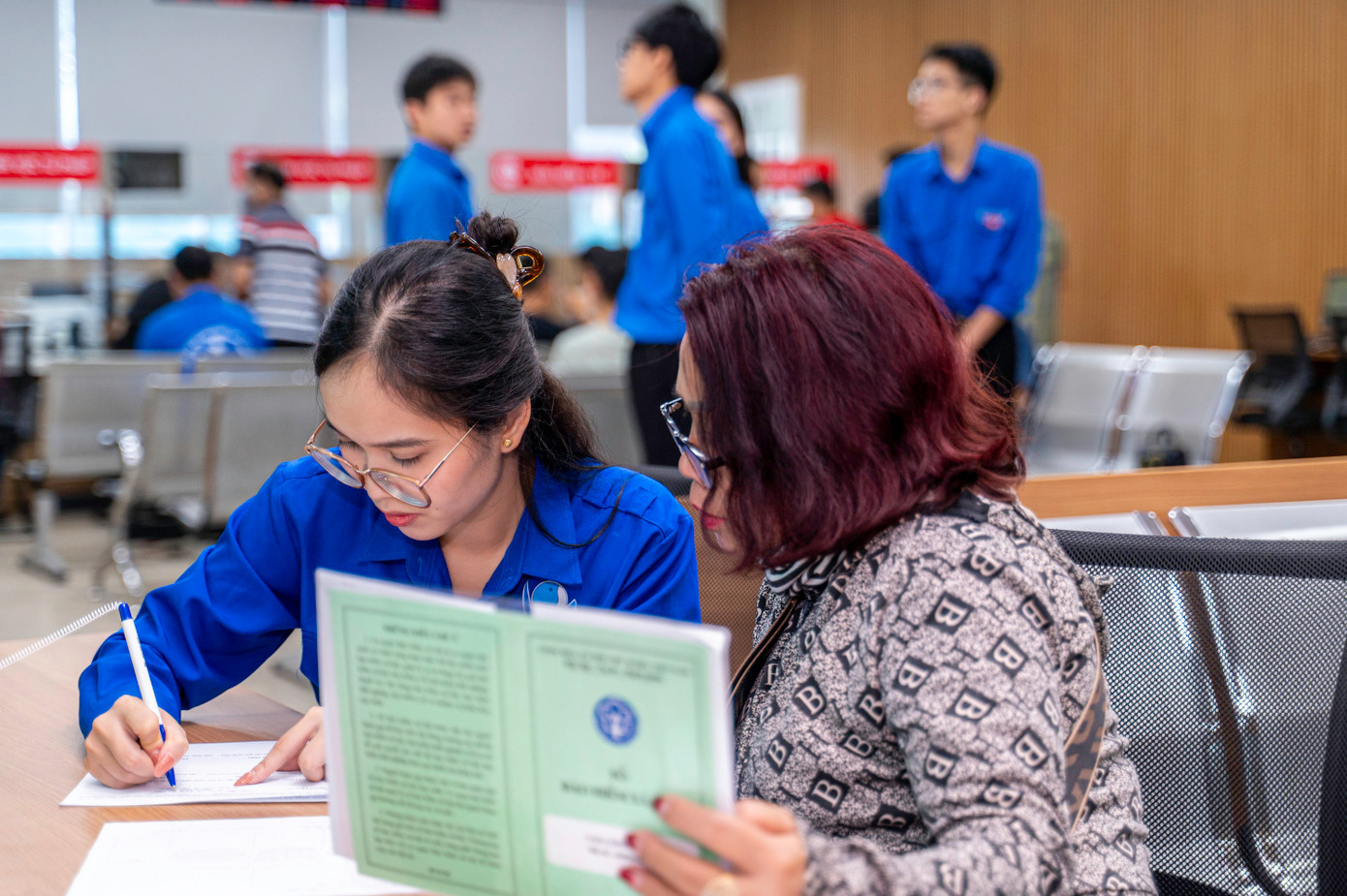 Ghi nhận trong buổi sáng đầu tiên, các thủ tục của người dân được lực lượng đoàn viên, thanh niên hỗ trợ gồm hướng dẫn vào Cổng dịch vụ công Quốc gia; hướng dẫn cài đặt, hỗ trợ cài đặt và sử dụng ứng dụng VNeID; hỗ trợ các thủ tục kê khai hành chính...