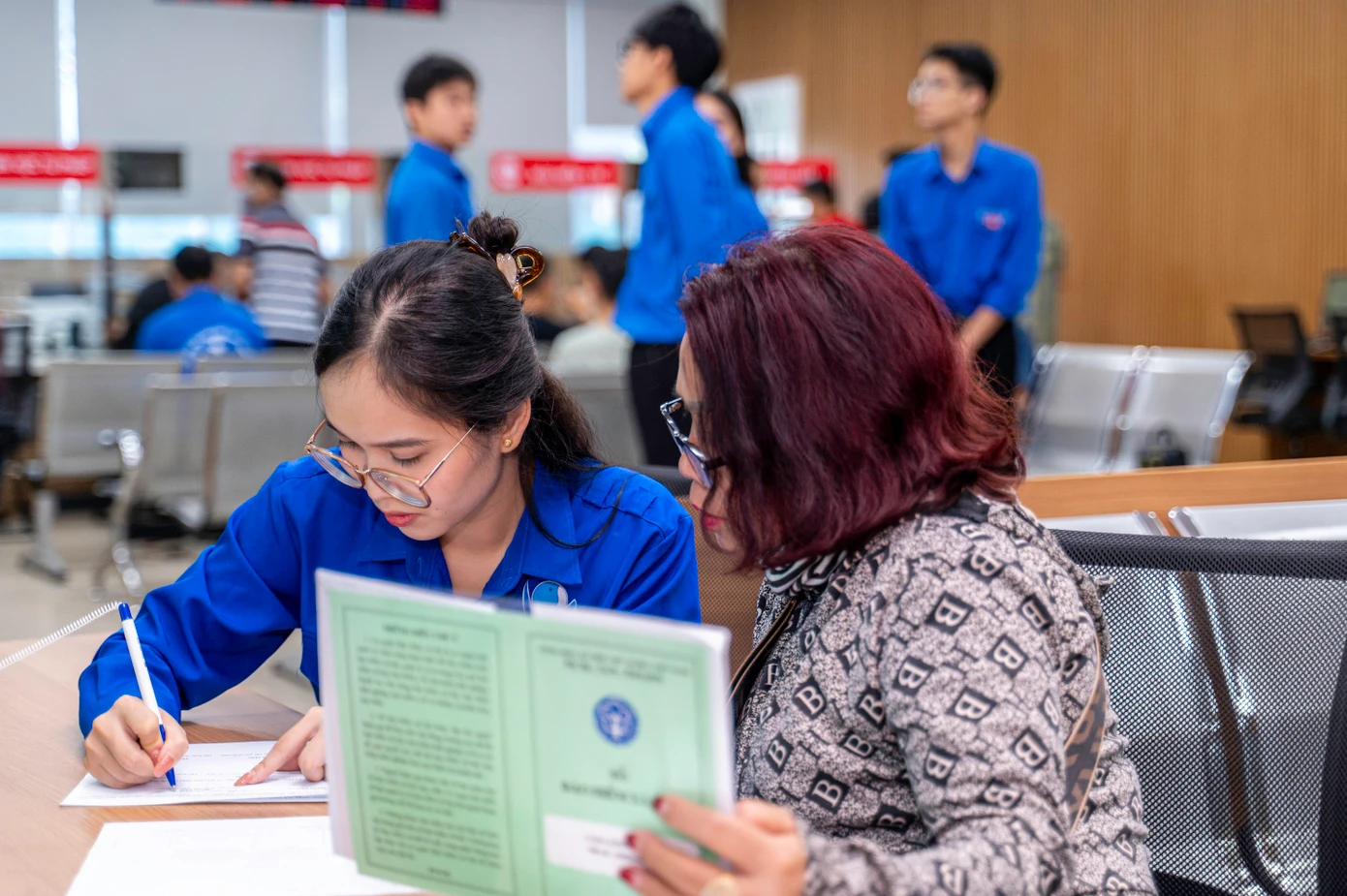 Ghi nhận trong buổi sáng đầu tiên, các thủ tục của người dân được lực lượng đoàn viên, thanh niên hỗ trợ gồm hướng dẫn vào Cổng dịch vụ công Quốc gia; hướng dẫn cài đặt, hỗ trợ cài đặt và sử dụng ứng dụng VNeID; hỗ trợ các thủ tục kê khai hành chính...