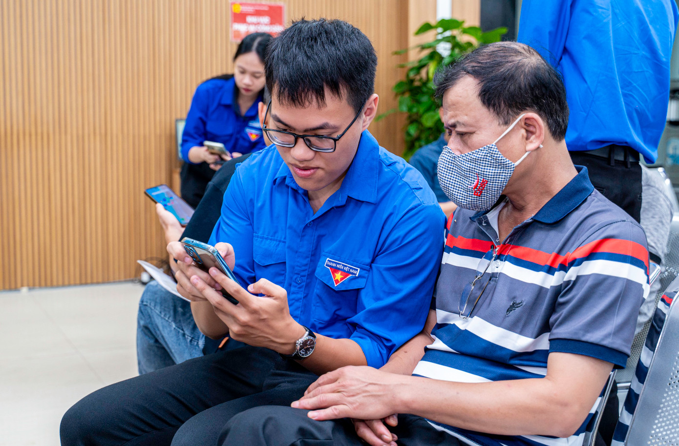 Ghi nhận trong buổi sáng đầu tiên, các thủ tục của người dân được lực lượng đoàn viên, thanh niên hỗ trợ gồm hướng dẫn vào Cổng dịch vụ công Quốc gia; hướng dẫn cài đặt, hỗ trợ cài đặt và sử dụng ứng dụng VNeID; hỗ trợ các thủ tục kê khai hành chính...