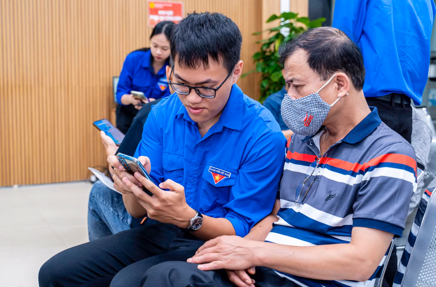 Ghi nhận trong buổi sáng đầu tiên, các thủ tục của người dân được lực lượng đoàn viên, thanh niên hỗ trợ gồm hướng dẫn vào Cổng dịch vụ công Quốc gia; hướng dẫn cài đặt, hỗ trợ cài đặt và sử dụng ứng dụng VNeID; hỗ trợ các thủ tục kê khai hành chính...