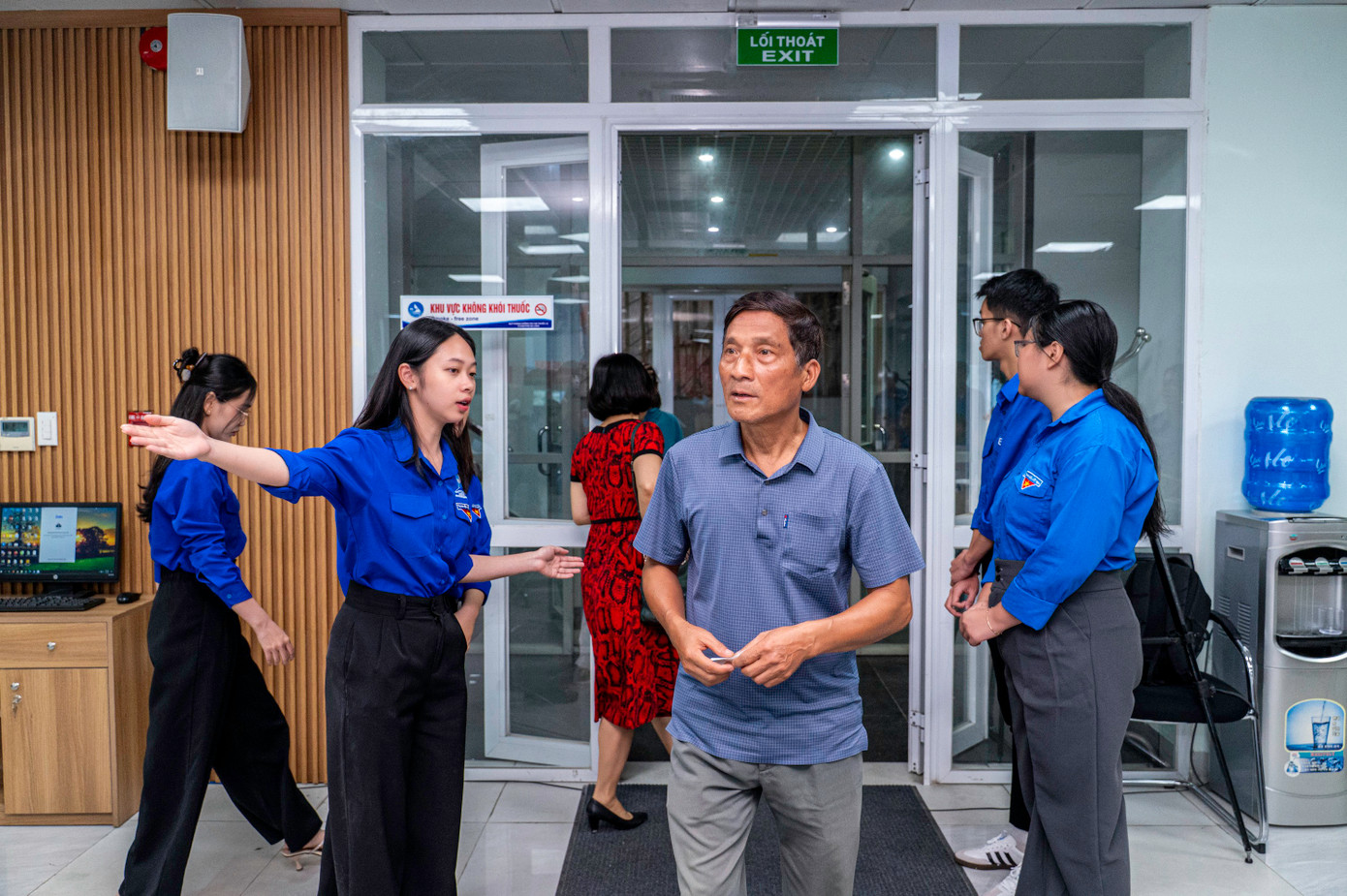 Lực lượng đoàn viên, thanh niên hướng dẫn người dân lấy số và vào các quầy tương ứng để làm thủ tục.