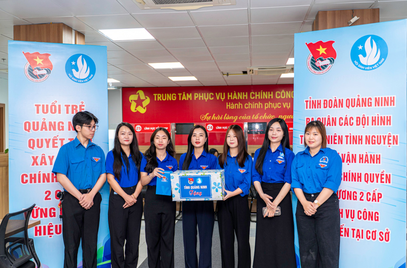 Đến động viên, tặng quà và phát động tại Trung tâm phục vụ Hành chính công phường Hồng Gai, chị Nguyễn Phương Thảo - Phó Bí thư Thường trực Tỉnh Đoàn Quảng Ninh, cho biết đây là thời khắc lịch sử khi tuổi trẻ Quảng Ninh cùng tuổi trẻ cả nước đồng loạt ra quân hỗ trợ vận hành chính quyền hai cấp.