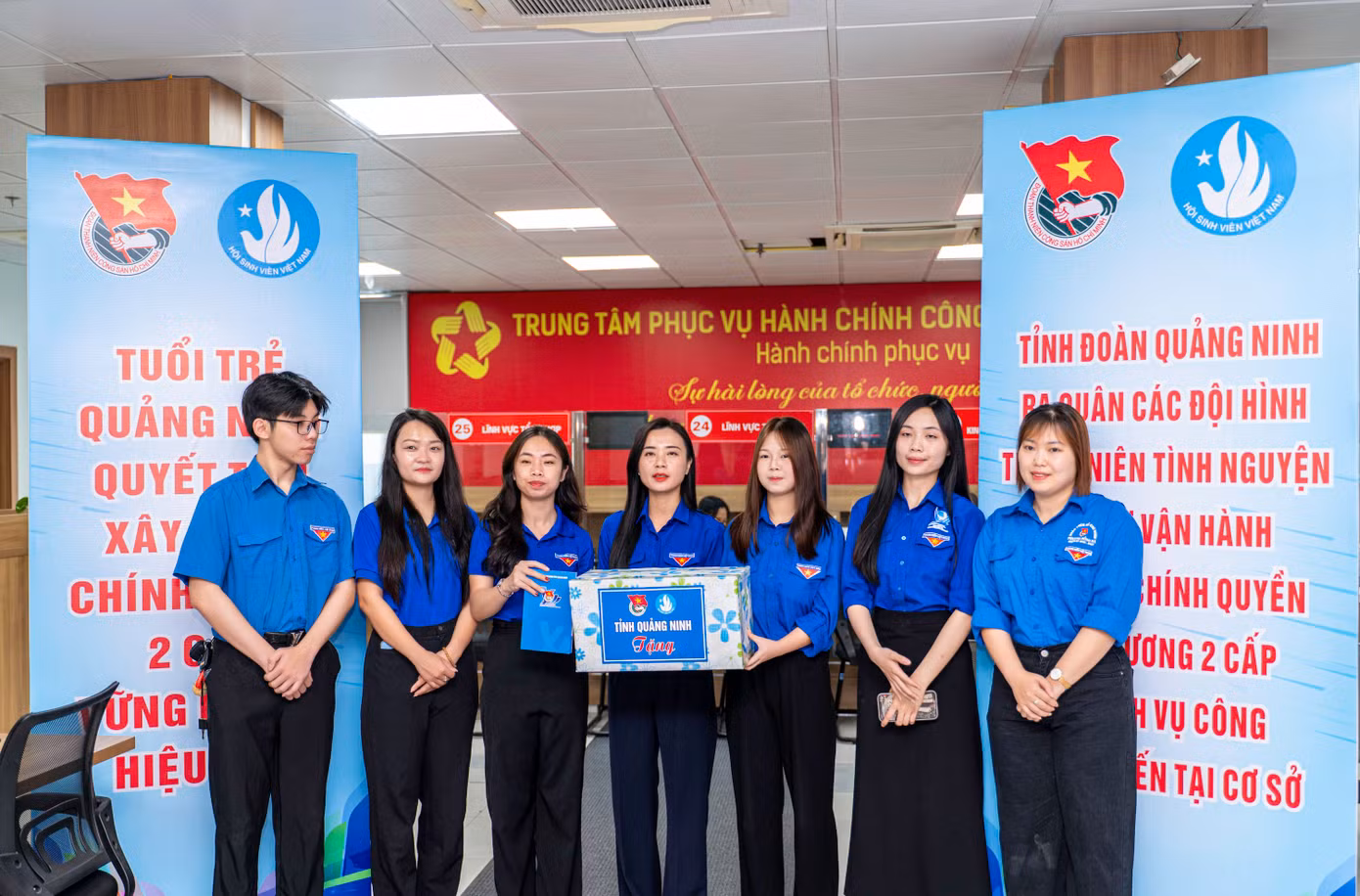 Đến động viên, tặng quà và phát động tại Trung tâm phục vụ Hành chính công phường Hồng Gai, chị Nguyễn Phương Thảo - Phó Bí thư Thường trực Tỉnh Đoàn Quảng Ninh, cho biết đây là thời khắc lịch sử khi tuổi trẻ Quảng Ninh cùng tuổi trẻ cả nước đồng loạt ra quân hỗ trợ vận hành chính quyền hai cấp.