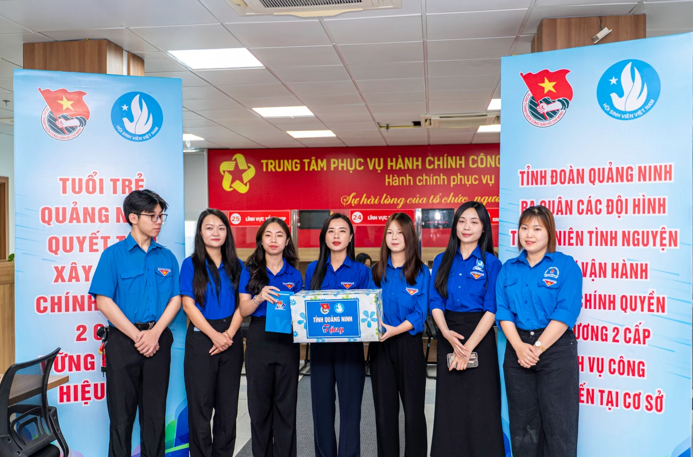 Đến động viên, tặng quà và phát động tại Trung tâm phục vụ Hành chính công phường Hồng Gai, chị Nguyễn Phương Thảo - Phó Bí thư Thường trực Tỉnh Đoàn Quảng Ninh, cho biết đây là thời khắc lịch sử khi tuổi trẻ Quảng Ninh cùng tuổi trẻ cả nước đồng loạt ra quân hỗ trợ vận hành chính quyền hai cấp.