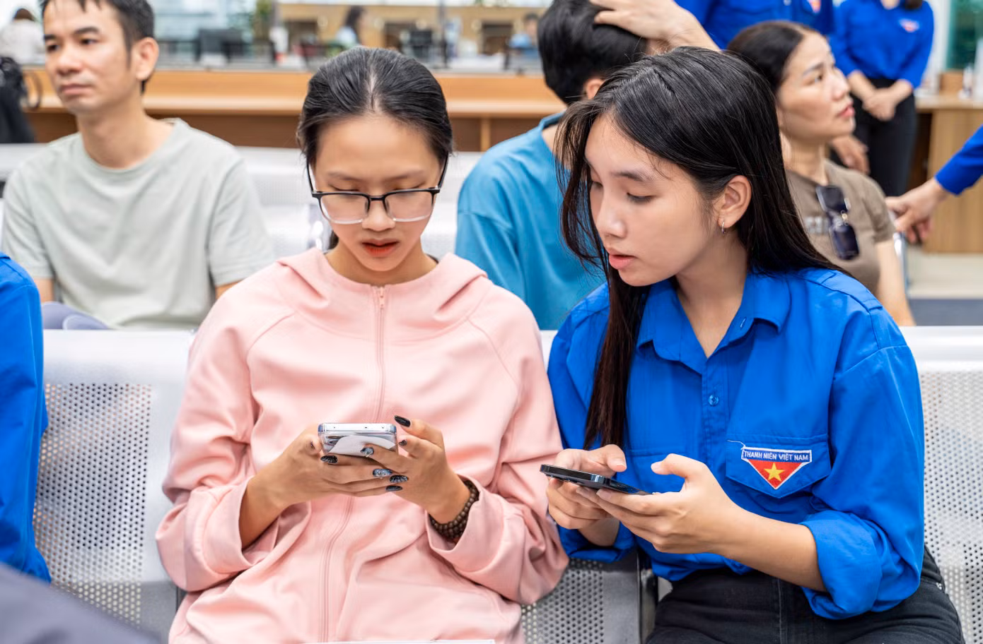 Với phương châm “Hiểu địa bàn - Vững công nghệ - Hỗ trợ tận tâm - Lan tỏa hiệu quả”, các đội hình thanh niên tình nguyện của Quảng Ninh tập trung triển khai các hoạt động thiết thực như: Hỗ trợ chính quyền địa phương cập nhật, làm sạch, đồng bộ dữ liệu dân cư và dữ liệu hành chính sau sáp nhập; hướng dẫn người dân sử dụng dịch vụ công trực tuyến, tài khoản định danh điện tử VNeID và các ứng dụng số dân sinh; tập huấn kỹ năng số cho cán bộ cơ sở; tổ chức các điểm tư vấn công nghệ lưu động; và phối hợp truyền thông nâng cao nhận thức về chuyển đổi số trong cộng đồng.