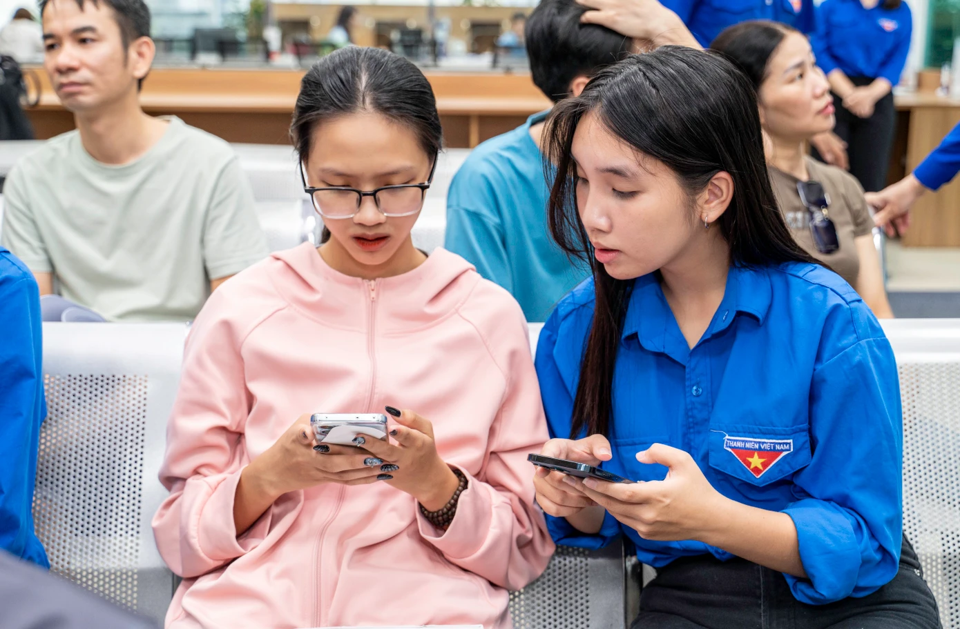 Với phương châm “Hiểu địa bàn - Vững công nghệ - Hỗ trợ tận tâm - Lan tỏa hiệu quả”, các đội hình thanh niên tình nguyện của Quảng Ninh tập trung triển khai các hoạt động thiết thực như: Hỗ trợ chính quyền địa phương cập nhật, làm sạch, đồng bộ dữ liệu dân cư và dữ liệu hành chính sau sáp nhập; hướng dẫn người dân sử dụng dịch vụ công trực tuyến, tài khoản định danh điện tử VNeID và các ứng dụng số dân sinh; tập huấn kỹ năng số cho cán bộ cơ sở; tổ chức các điểm tư vấn công nghệ lưu động; và phối hợp truyền thông nâng cao nhận thức về chuyển đổi số trong cộng đồng.