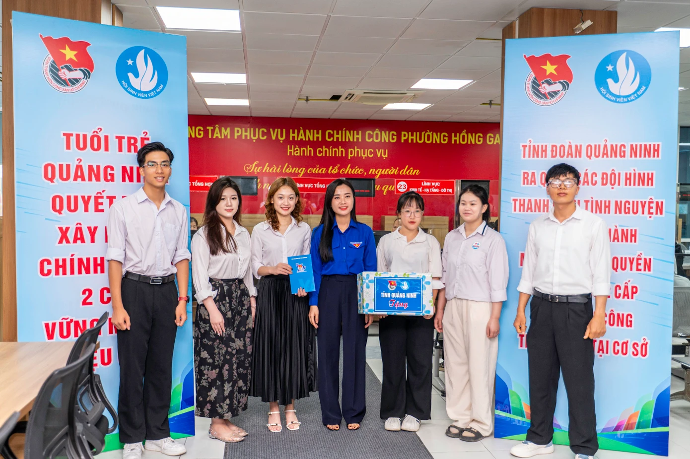 Đến động viên, tặng quà và phát động tại Trung tâm phục vụ Hành chính công phường Hồng Gai, chị Nguyễn Phương Thảo - Phó Bí thư Thường trực Tỉnh Đoàn Quảng Ninh, cho biết đây là thời khắc lịch sử khi tuổi trẻ Quảng Ninh cùng tuổi trẻ cả nước đồng loạt ra quân hỗ trợ vận hành chính quyền hai cấp.