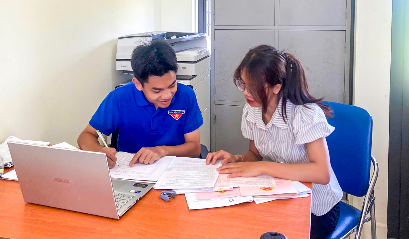 Tại điểm Trung tâm phục vụ Hành chính công Đặc khu Cô Tô - một trong hai đặc khu của Quảng Ninh, lực lượng tình nguyện viên đồng loạt ra quân hướng dẫn người dân thực hiện các thủ tục hành chính liên quan đến tư pháp, đất đai, làm thủ tục cấp đổi căn cước công dân...