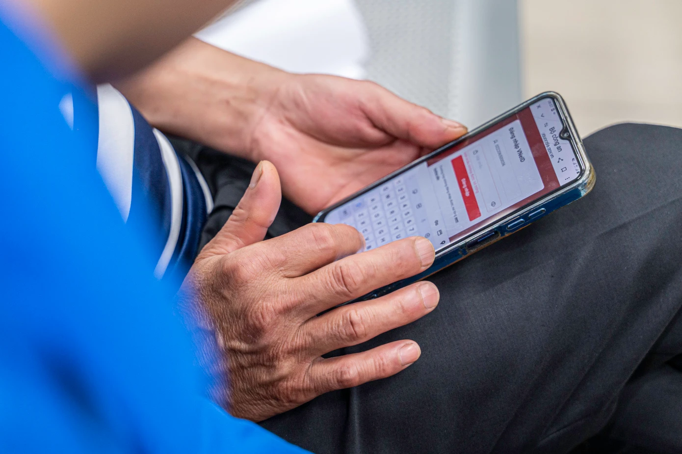 Ghi nhận trong buổi sáng đầu tiên, các thủ tục của người dân được lực lượng đoàn viên, thanh niên hỗ trợ gồm hướng dẫn vào Cổng dịch vụ công Quốc gia; hướng dẫn cài đặt, hỗ trợ cài đặt và sử dụng ứng dụng VNeID; hỗ trợ các thủ tục kê khai hành chính...