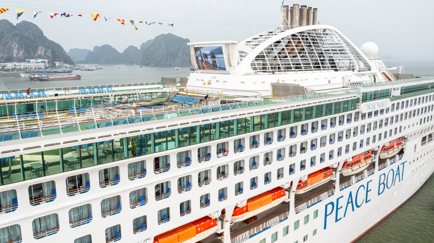 Tàu gồm 8 tầng, trong đó tầng trên cùng có 2 hồ bơi và hệ thống thư giãn đẳng cấp, sang trọng. Tàu có sức chứa 2.419 người bao gồm hành khách và thủy thủ đoàn và được trang bị nhiều công nghệ hiện đại.