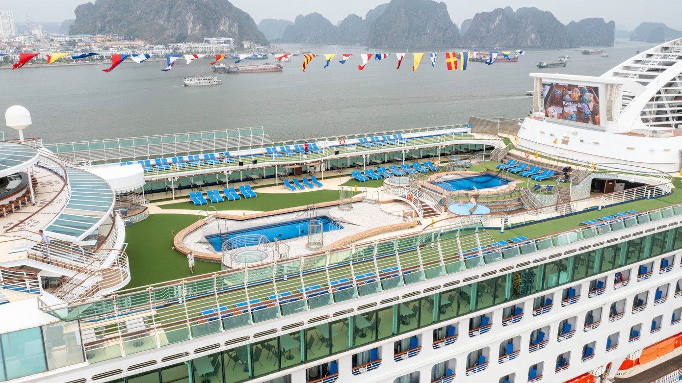 Tàu gồm 8 tầng, trong đó tầng trên cùng có 2 hồ bơi và hệ thống thư giãn đẳng cấp, sang trọng. Tàu có sức chứa 2.419 người bao gồm hành khách và thủy thủ đoàn và được trang bị nhiều công nghệ hiện đại.