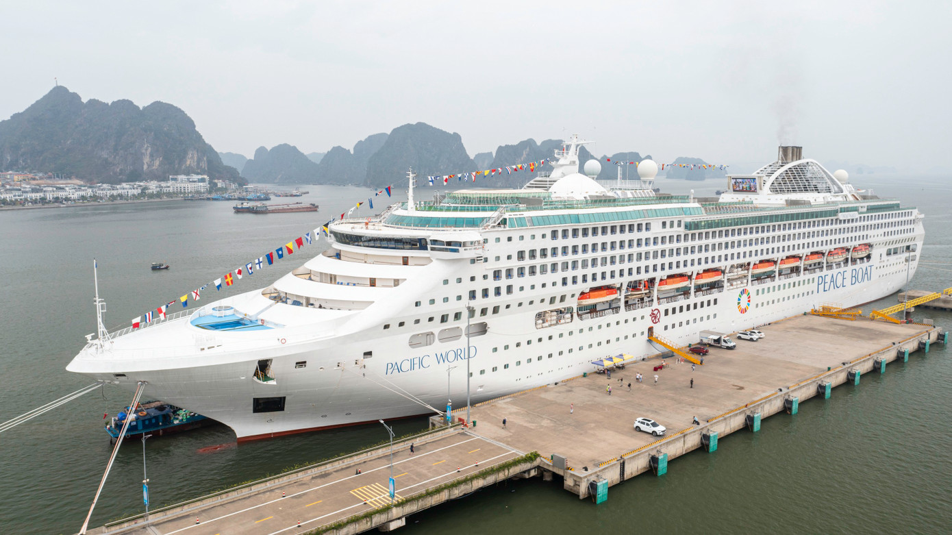 Ngày 30/4, tại Cảng tàu khách quốc tế Hạ Long, tỉnh Quảng Ninh tổ chức chương trình đón đoàn khách du lịch trên tàu biển Pacific World do Công ty Peace Boat (Nhật Bản) quản lý điều hành, đưa khoảng 1.700 du khách (chủ yếu là khách Nhật Bản) đến Quảng Ninh.