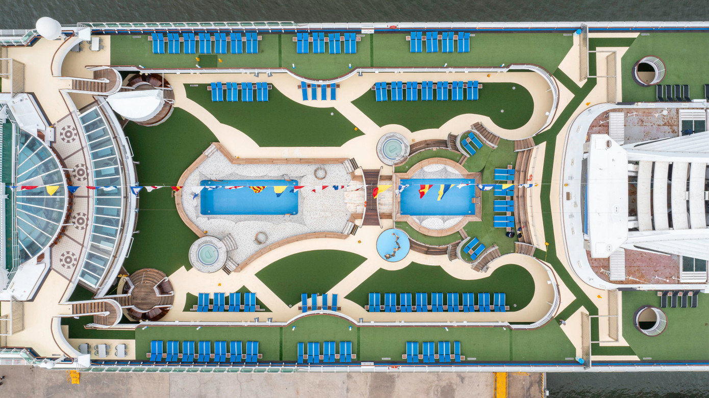 Tàu gồm 8 tầng, trong đó tầng trên cùng có 2 hồ bơi và hệ thống thư giãn đẳng cấp, sang trọng. Tàu có sức chứa 2.419 người bao gồm hành khách và thủy thủ đoàn và được trang bị nhiều công nghệ hiện đại.