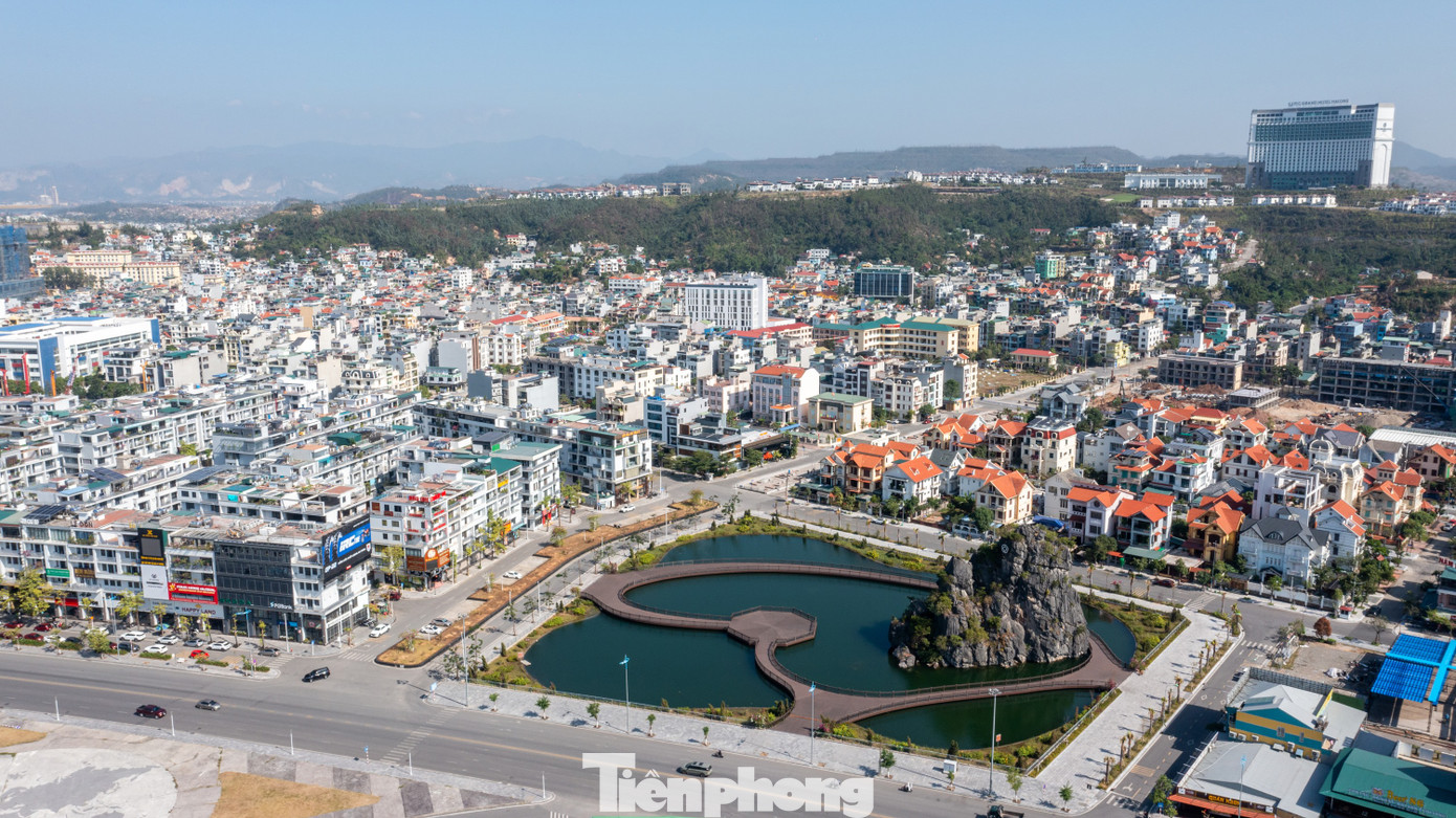 Mỗi tuyến mương cải tạo có tổng diện tích dao động khoảng 4.000 - 6.000 m2, bao gồm các hạng mục bồn hoa cây xanh, đường dạo, bãi đỗ xe, ghế đá... cùng hệ thống chiếu sáng đồng bộ, hiện đại.