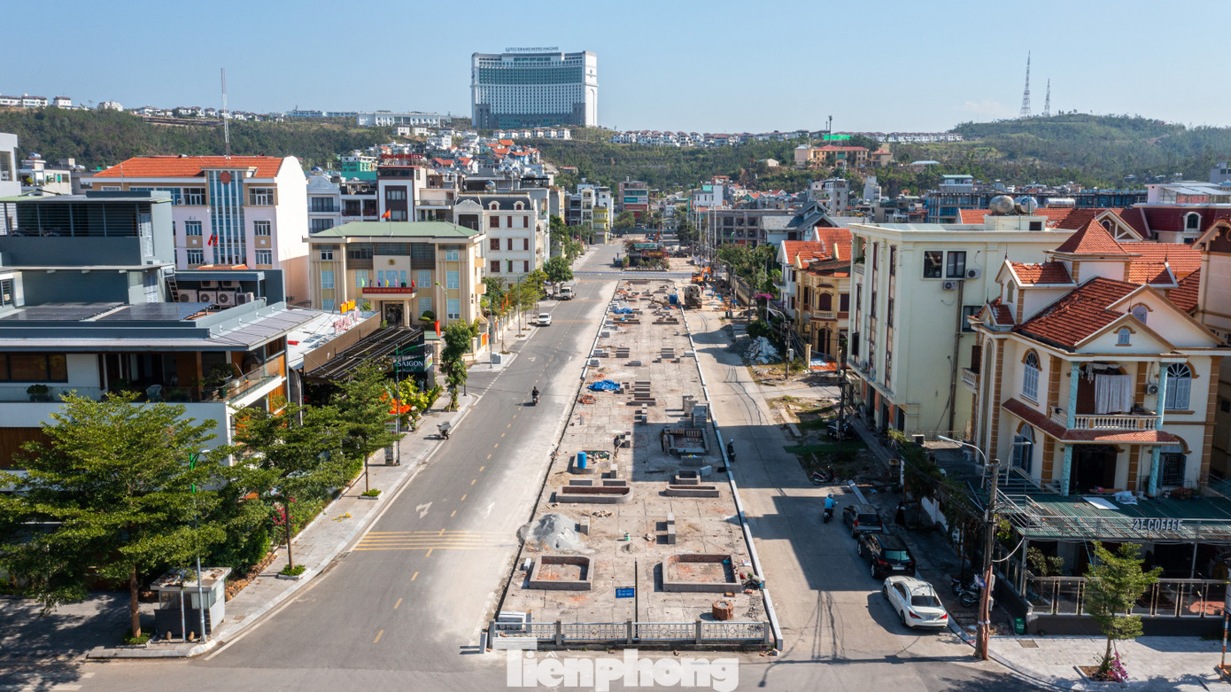 Trong thời gian tới, thành phố tiếp tục nghiên cứu cải tạo một số tuyến phố thành công viên, cây xanh và bãi đỗ xe góp phần đưa Hạ Long thành Thành phố di sản đáng sống, thân thiện với môi trường; đồng thời đưa diện mạo thành phố thủ phủ của Quảng Ninh theo hướng văn minh, hiện đại.