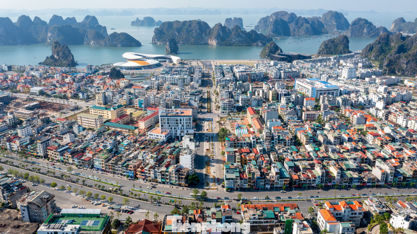 Theo đại diện thành phố, đây là một trong 4 dự án nằm trong kế hoạch chỉnh trang đô thị, cải tạo các tuyến mương dẫn nước tại các phố Hải Phúc, Hải Hà, Hải Thịnh và Hải Lộc thuộc phường Hồng Hải. Dự án do Ban Quản lý dự án TP Hạ Long làm chủ đầu tư với tổng mức đầu tư trên 20 tỷ đồng từ nguồn ngân sách của thành phố.