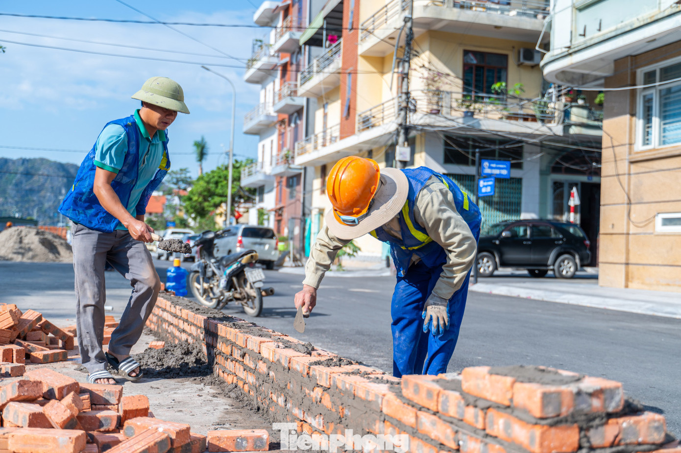 "Ngoài tuyến phố đã hoàn thành xong, chúng tôi đang tập trung cải tạo 3 tuyến phố còn lại của phường Hồng Hải. Dự kiến toàn bộ các tuyến phố sẽ hoàn thành xong trước Tết nguyên đán", đại diện Ban Quản lý Dự án TP Hạ Long cho biết.
