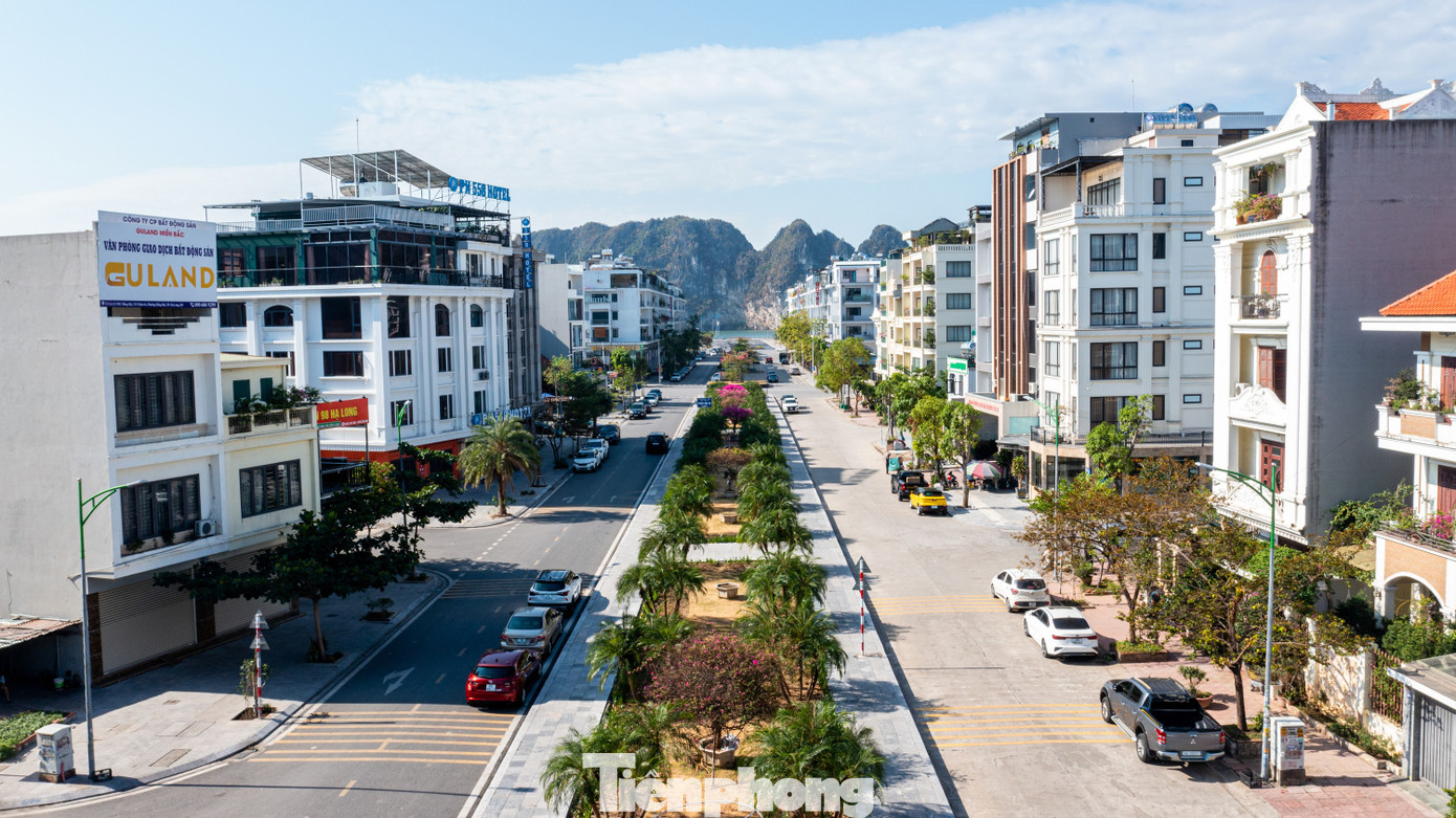 UBND thành phố Hạ Long, tỉnh Quảng Ninh, cho biết thành phố vừa hoàn thành dự án cải tạo tuyến mương, chỉnh trang đô thị tại phố Hải Phúc, phường Hồng Hải, TP Hạ Long thành công viên cây xanh kết hợp với bãi đỗ xe.