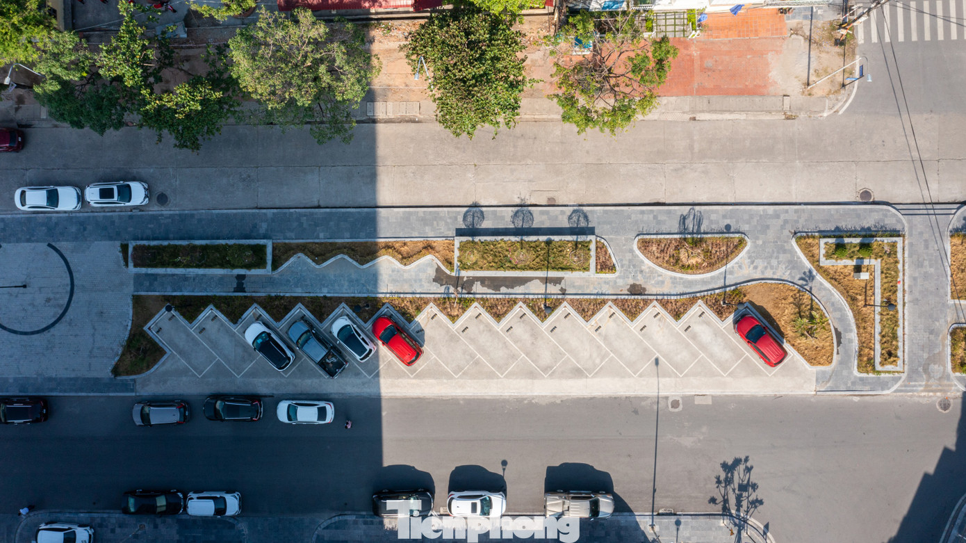 Anh Phạm Văn Linh, ở phố Hải Phúc, TP Hạ Long, cho biết, trước đây, các tuyến đường trong khu dân cư khá hẹp, trong khi khu vực cống này bỏ không rất lãng phí. Ngoài ra, việc tuyến mương hở khiến cho nhiều người ném rác xuống mương gây bốc mùi hôi thối.