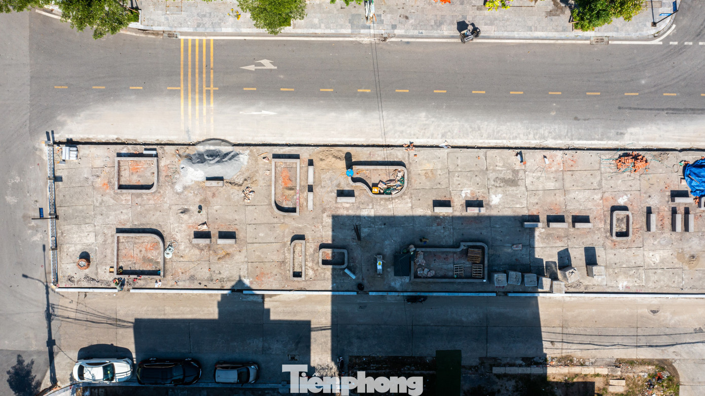 "Ngoài tuyến phố đã hoàn thành xong, chúng tôi đang tập trung cải tạo 3 tuyến phố còn lại của phường Hồng Hải. Dự kiến toàn bộ các tuyến phố sẽ hoàn thành xong trước Tết nguyên đán", đại diện Ban Quản lý Dự án TP Hạ Long cho biết.