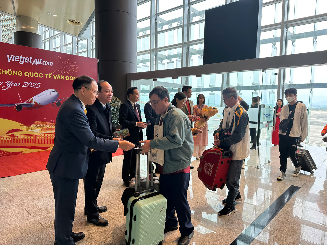 Tại sân bay quốc tế Vân Đồn, huyện Vân Đồn, đại diện lãnh đạo Sở Du lịch Quảng Ninh, chính quyền Huyện Vân Đồn và Cảng hàng không quốc tế Vân Đồn tổ chức đón, tặng hoa và lì xì cho những vị khách trên chuyến bay mang số hiệu VJ230 của hãng hàng không VietJet Air khởi hành từ TPHCM hạ cánh tại sân bay Vân Đồn.