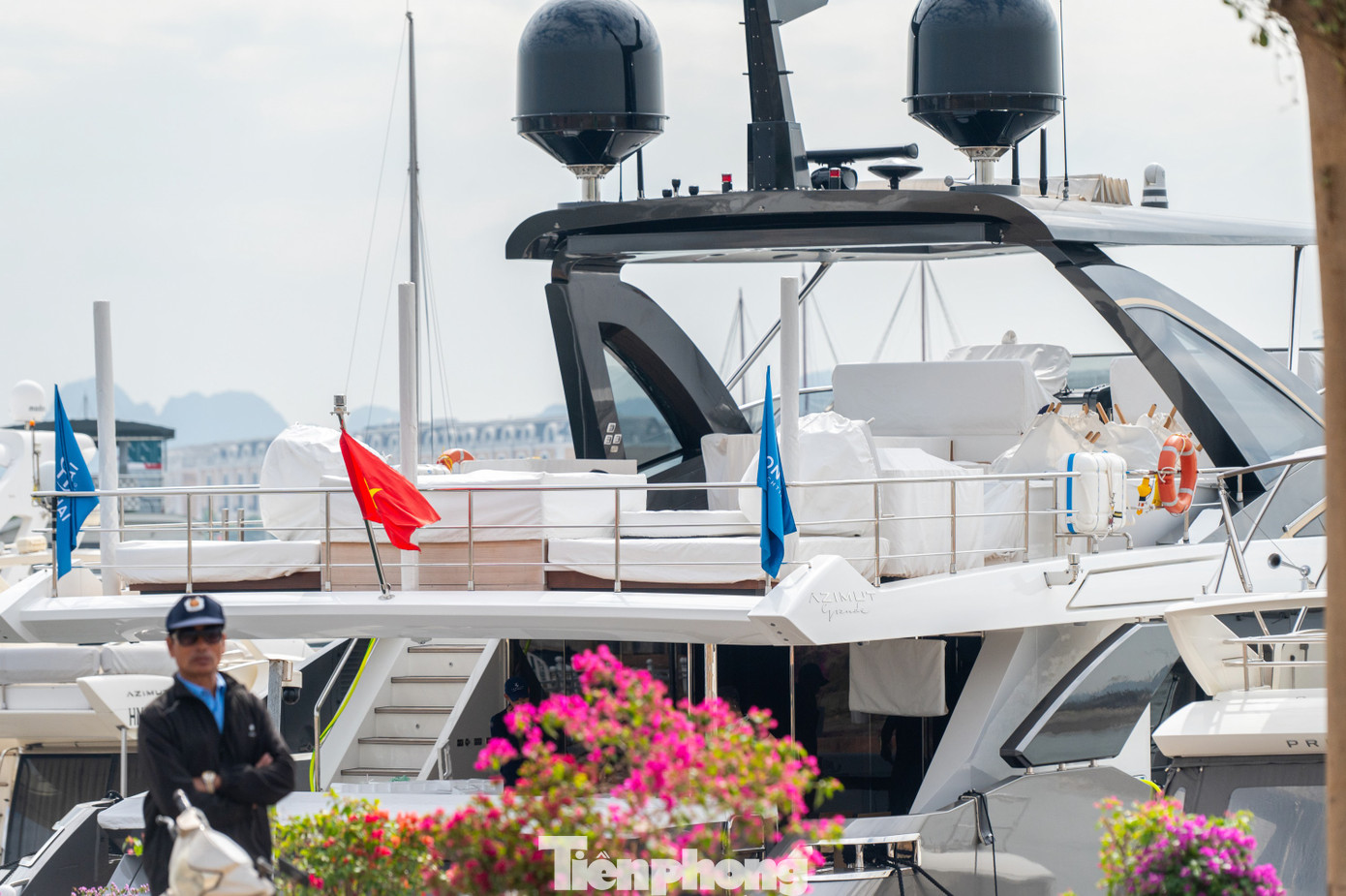 Du thuyền được làm bằng sợi carbon và GRP với 3 tầng và rất nhiều không gian rộng rãi dành cho hành khách. Các không gian đều có thể tùy biến thành những phòng chức năng như phòng ngủ, spa, bếp... được làm bằng nguồn vật liệu tùy theo ý thích của chủ sở hữu.