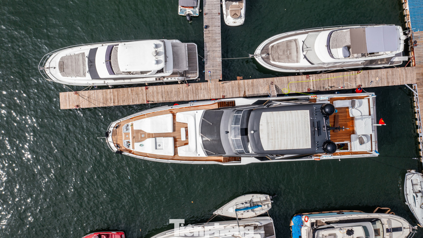 Về ngoại thất thuyền, yếu tố được chú trọng nhất là sự tiện lợi. Tại phần mũi tàu cũng như đuôi tàu là hệ thống ghế sofa cao cấp phục vụ cho các bữa tiệc ngay trên tàu.