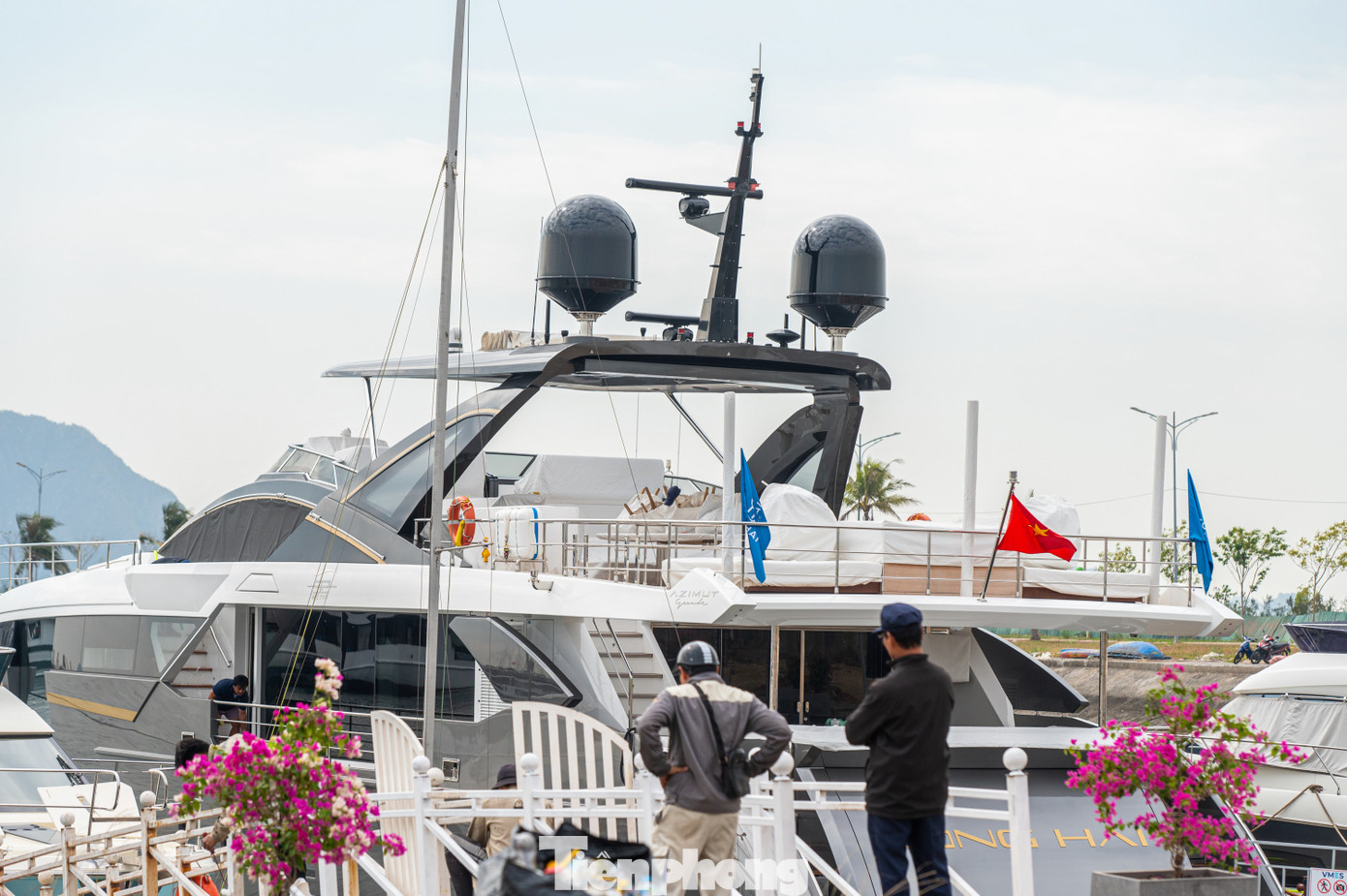 Hiện tại chiếc siêu du thuyền này được canh phòng nghiêm ngặt, lực lượng bảo vệ túc trực ở trên bờ và bên trên du thuyền để ngăn chặn người lạ xâm nhập vào khu vực cầu tàu du thuyền đang neo đậu.