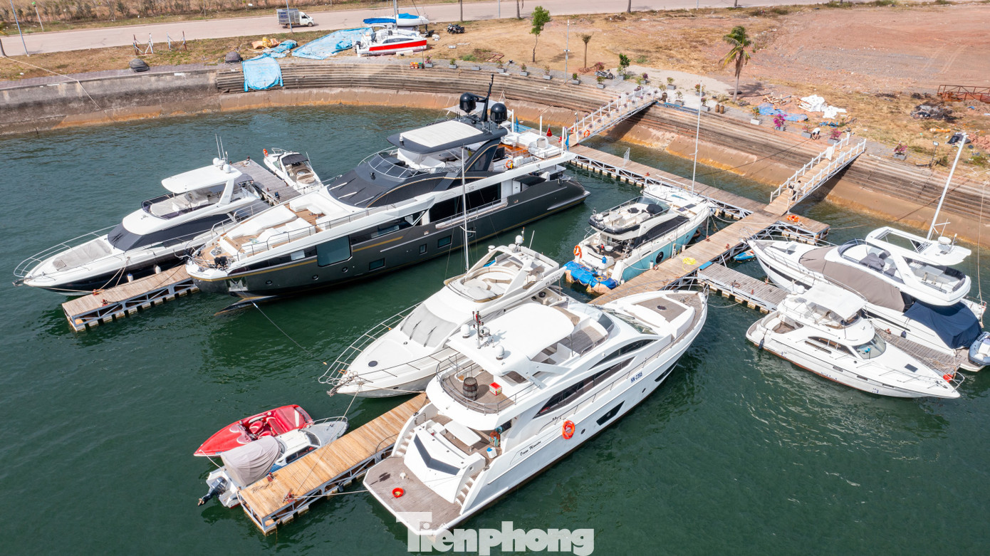 Gần đây, giới chơi du thuyền xôn xao về chiếc siêu du thuyền đắt đỏ bậc nhất Việt Nam bất ngờ xuất hiện tại Hạ Long.