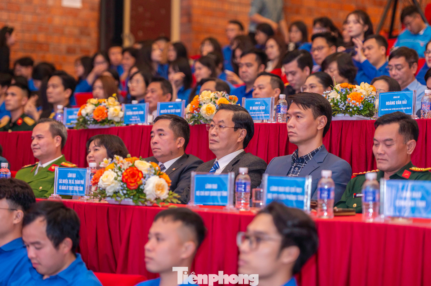 Về phía tỉnh Quảng Ninh, có bà Vi Ngọc Bích - Phó Chủ tịch Thường trực HĐND tỉnh; anh Nguyễn Thế Minh - Bí thư Tỉnh Đoàn; lãnh đạo các Sở, Ngành của tỉnh và hơn 400 cán bộ, đoàn viên, thanh niên, thiếu nhi...