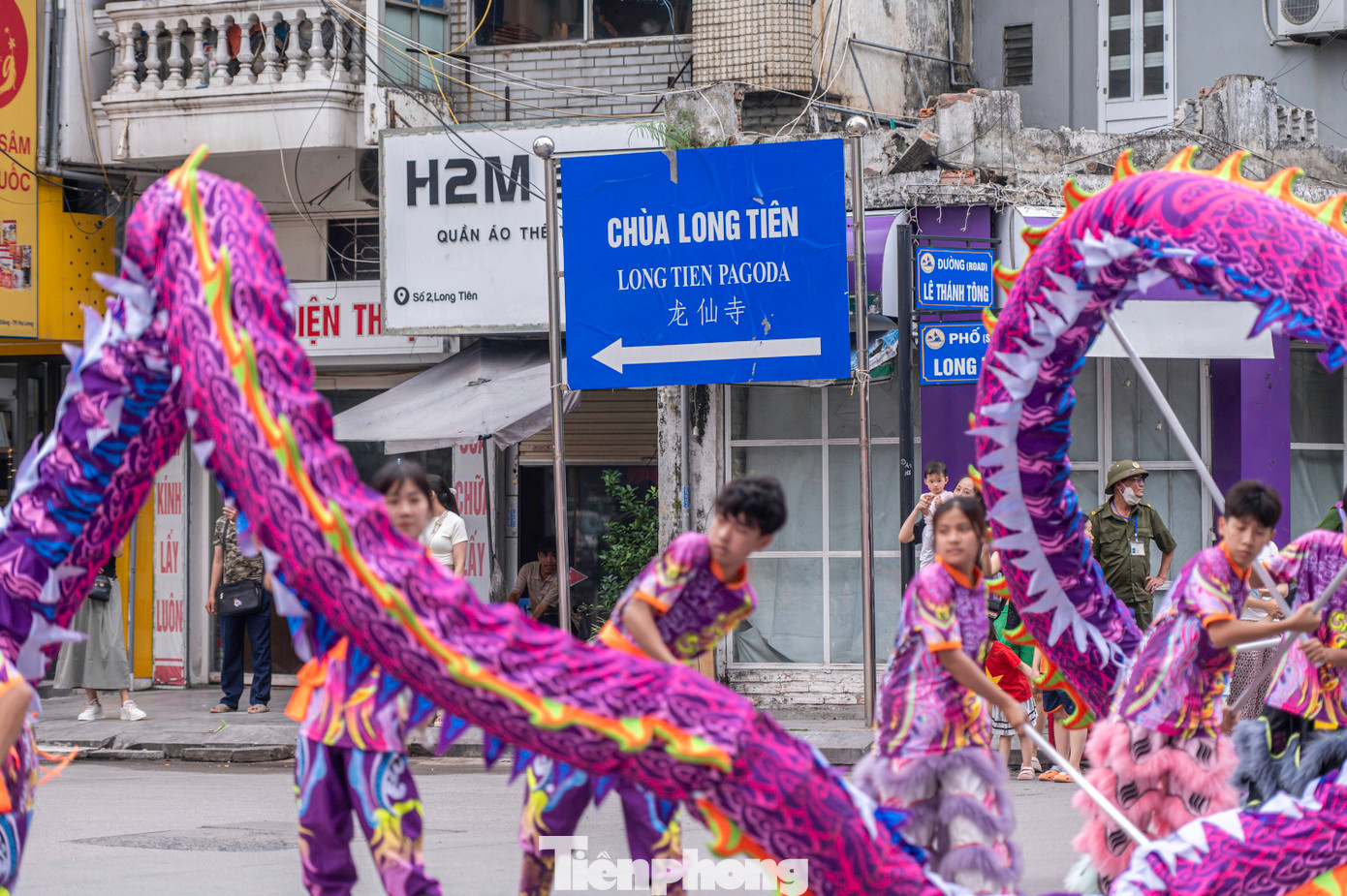Sau nghi lễ khai hội, lễ rước bài vị Đức Ông vi hành đã được thực hiện trang trọng, từ đền Đức Ông Trần Quốc Nghiễn ra đường Lê Thánh Tông, đến chùa Long Tiên, chợ Hạ Long đến cột đồng hồ theo đường Trần Quốc Nghiễn qua cầu Bài Thơ rồi trở lại đền. Sau nghi lễ khai hội, lễ rước bài vị Đức Ông vi hành đã được thực hiện trang trọng, từ đền Đức Ông Trần Quốc Nghiễn ra đường Lê Thánh Tông, đến chùa Long Tiên, chợ Hạ Long đến cột đồng hồ theo đường Trần Quốc Nghiễn qua cầu Bài Thơ rồi trở lại đền.