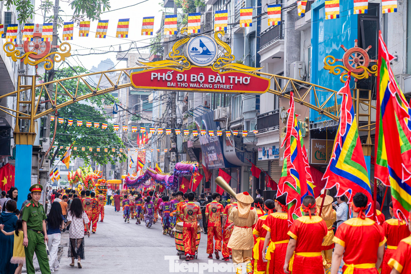 Đoàn rước đi đến đâu, người dân hai bên đường bày lễ vật gồm đồ mặn và đồ chay để cầu xin Đức Ông ban cho mọi người thân trong gia đình sức khỏe, hạnh phúc. Đoàn rước đi đến đâu, người dân hai bên đường bày lễ vật gồm đồ mặn và đồ chay để cầu xin Đức Ông ban cho mọi người thân trong gia đình sức khỏe, hạnh phúc.