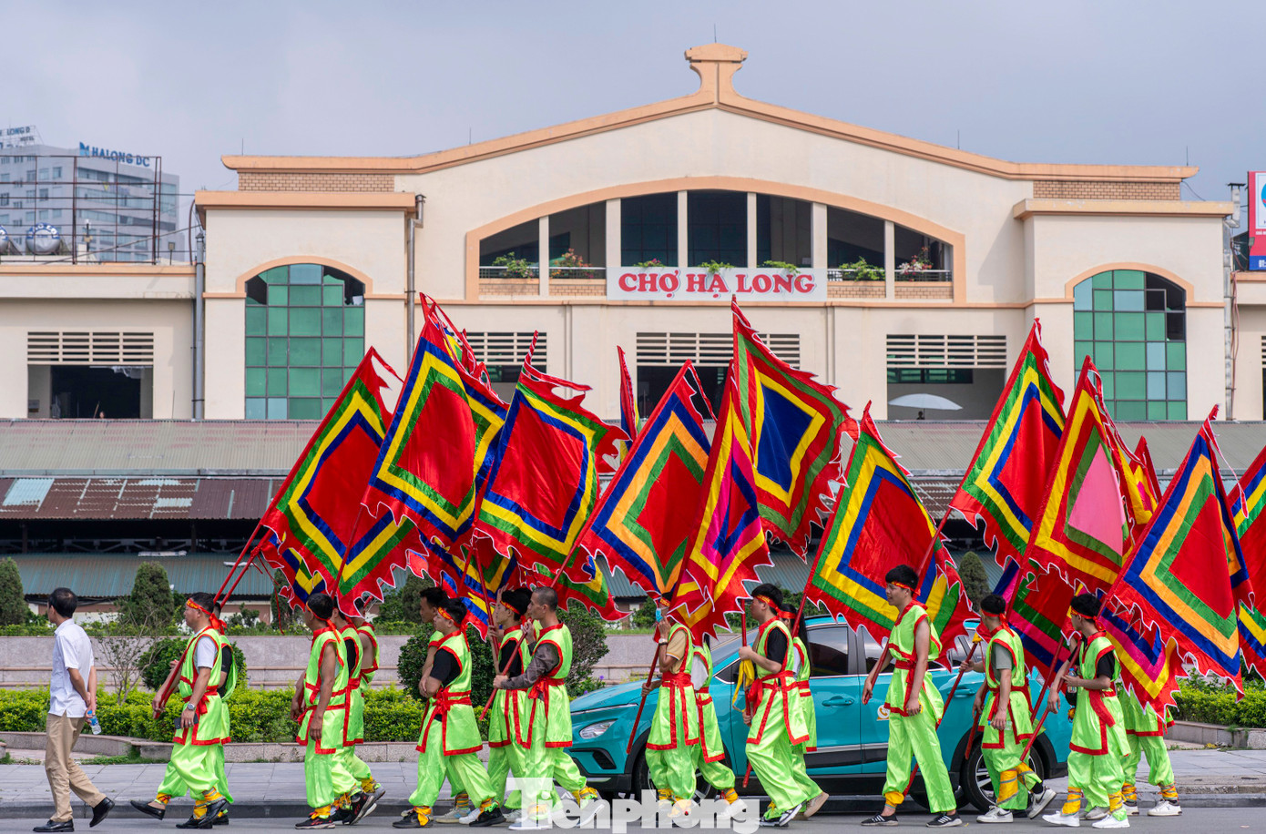Sau nghi lễ khai hội, lễ rước bài vị Đức Ông vi hành đã được thực hiện trang trọng, từ đền Đức Ông Trần Quốc Nghiễn ra đường Lê Thánh Tông, đến chùa Long Tiên, chợ Hạ Long đến cột đồng hồ theo đường Trần Quốc Nghiễn qua cầu Bài Thơ rồi trở lại đền. Sau nghi lễ khai hội, lễ rước bài vị Đức Ông vi hành đã được thực hiện trang trọng, từ đền Đức Ông Trần Quốc Nghiễn ra đường Lê Thánh Tông, đến chùa Long Tiên, chợ Hạ Long đến cột đồng hồ theo đường Trần Quốc Nghiễn qua cầu Bài Thơ rồi trở lại đền.