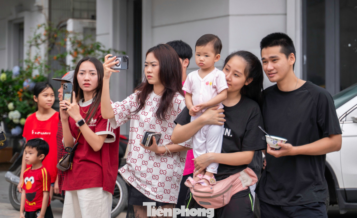 Lễ hội cùng với nghi thức rước Đức Ông vi hành thu hút được hàng nghìn người dân và khách du lịch tham dự. Lễ hội cùng với nghi thức rước Đức Ông vi hành thu hút được hàng nghìn người dân và khách du lịch tham dự.