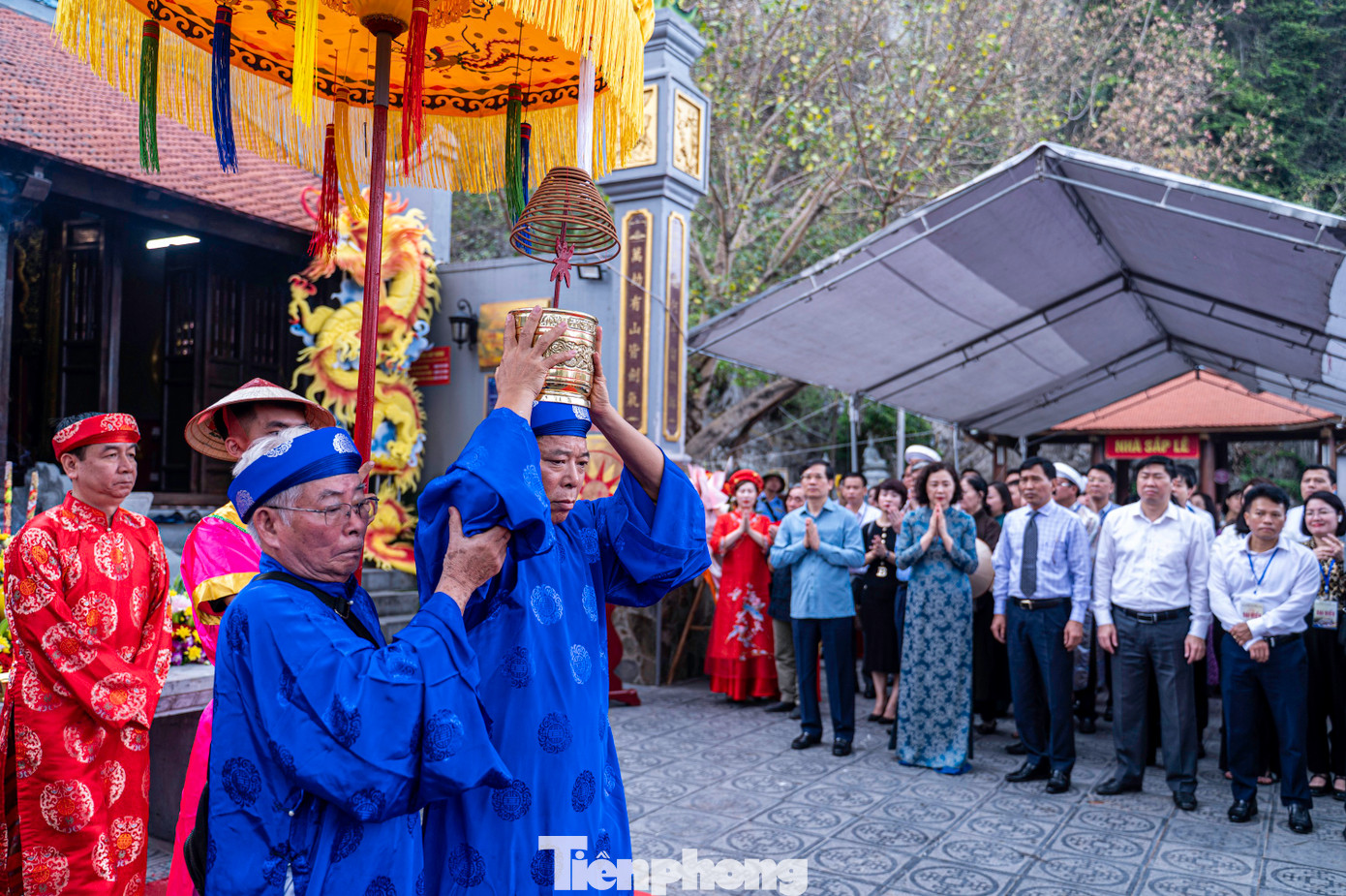 Lễ hội đền Trần Quốc Nghiễn diễn ra trong 2 ngày 29-30/4. Các hoạt động nghi thức bao gồm Nghi lễ khoa kinh Phật, khoa cúng Trần triều, khoa cúng mẫu, lễ mục dục, lễ bạch văn khai hội, lễ rước đuốc thiêng, lễ rước Đức Ông vi hành, lễ phóng sinh, lễ tọa đăng... Lễ hội đền Trần Quốc Nghiễn diễn ra trong 2 ngày 29-30/4. Các hoạt động nghi thức bao gồm Nghi lễ khoa kinh Phật, khoa cúng Trần triều, khoa cúng mẫu, lễ mục dục, lễ bạch văn khai hội, lễ rước đuốc thiêng, lễ rước Đức Ông vi hành, lễ phóng sinh, lễ tọa đăng...