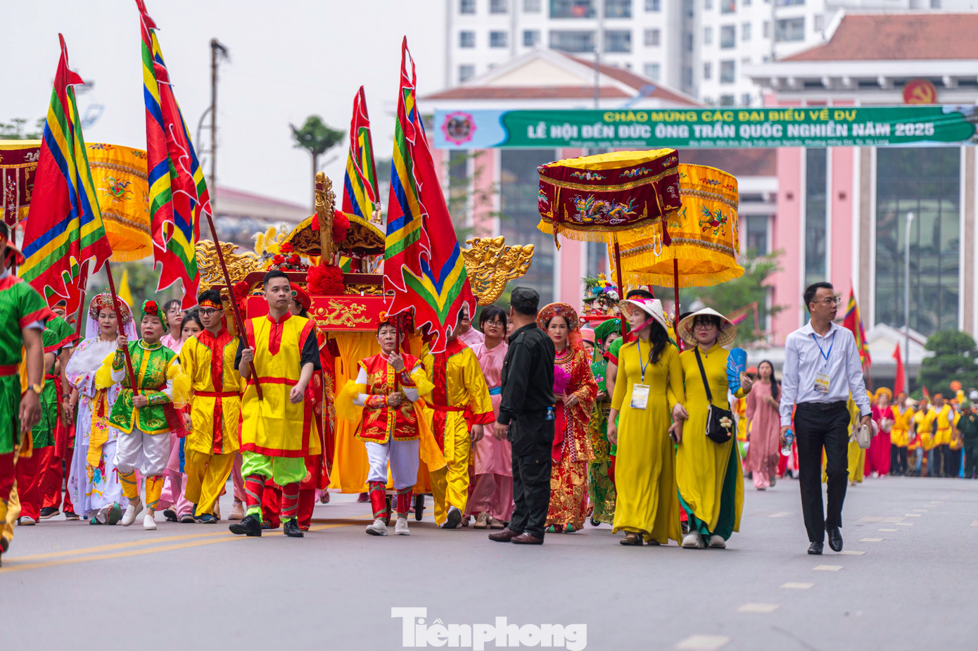 Sau nghi lễ khai hội, lễ rước bài vị Đức Ông vi hành đã được thực hiện trang trọng, từ đền Đức Ông Trần Quốc Nghiễn ra đường Lê Thánh Tông, đến chùa Long Tiên, chợ Hạ Long đến cột đồng hồ theo đường Trần Quốc Nghiễn qua cầu Bài Thơ rồi trở lại đền. Sau nghi lễ khai hội, lễ rước bài vị Đức Ông vi hành đã được thực hiện trang trọng, từ đền Đức Ông Trần Quốc Nghiễn ra đường Lê Thánh Tông, đến chùa Long Tiên, chợ Hạ Long đến cột đồng hồ theo đường Trần Quốc Nghiễn qua cầu Bài Thơ rồi trở lại đền.