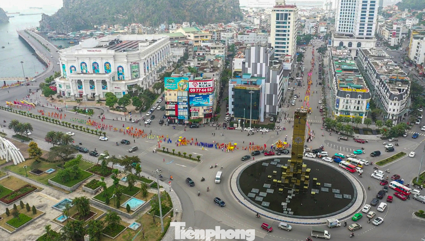 Lễ rước năm nay thu hút gần 30 đoàn với khoảng 2.000 người tham gia là Phật tử, đại diện các đoàn thể, khu phố của phường Hồng Gai và các tổ chức nằm trên địa bàn TP Hạ Long và tỉnh Quảng Ninh. Lễ rước năm nay thu hút gần 30 đoàn với khoảng 2.000 người tham gia là Phật tử, đại diện các đoàn thể, khu phố của phường Hồng Gai và các tổ chức nằm trên địa bàn TP Hạ Long và tỉnh Quảng Ninh.