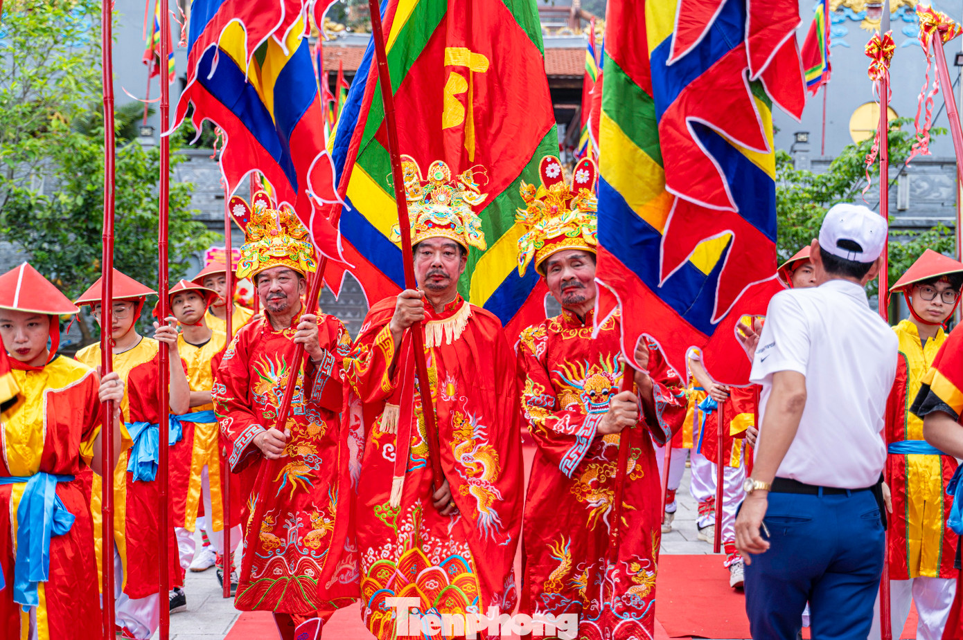 Ông vốn là vị tướng tài giỏi, văn võ song toàn và là người con tận hiếu, bề tôi tận trung của triều đình. Trong cuộc kháng chiến chống quân xâm lược Nguyên - Mông lần thứ hai và thứ ba của dân tộc, ông đã cùng vua cha Trần Quốc Tuấn và các tướng lĩnh lập nhiều chiến công lớn được vua Trần phong tước là “Khai Quốc công”. Ông vốn là vị tướng tài giỏi, văn võ song toàn và là người con tận hiếu, bề tôi tận trung của triều đình. Trong cuộc kháng chiến chống quân xâm lược Nguyên - Mông lần thứ hai và thứ ba của dân tộc, ông đã cùng vua cha Trần Quốc Tuấn và các tướng lĩnh lập nhiều chiến công lớn được vua Trần phong tước là “Khai Quốc công”.