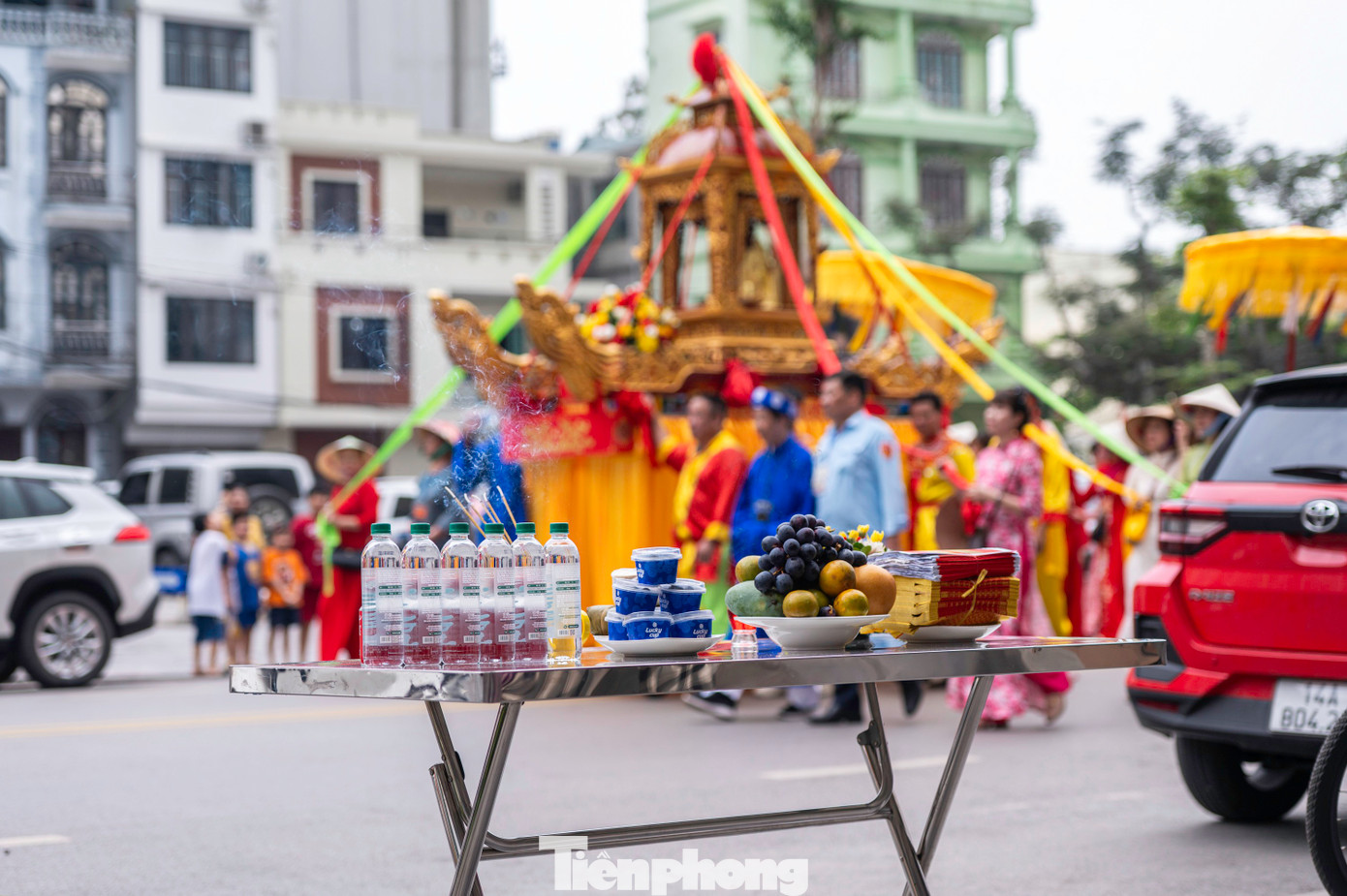 Đoàn rước đi đến đâu, người dân hai bên đường bày lễ vật gồm đồ mặn và đồ chay để cầu xin Đức Ông ban cho mọi người thân trong gia đình sức khỏe, hạnh phúc. Đoàn rước đi đến đâu, người dân hai bên đường bày lễ vật gồm đồ mặn và đồ chay để cầu xin Đức Ông ban cho mọi người thân trong gia đình sức khỏe, hạnh phúc.