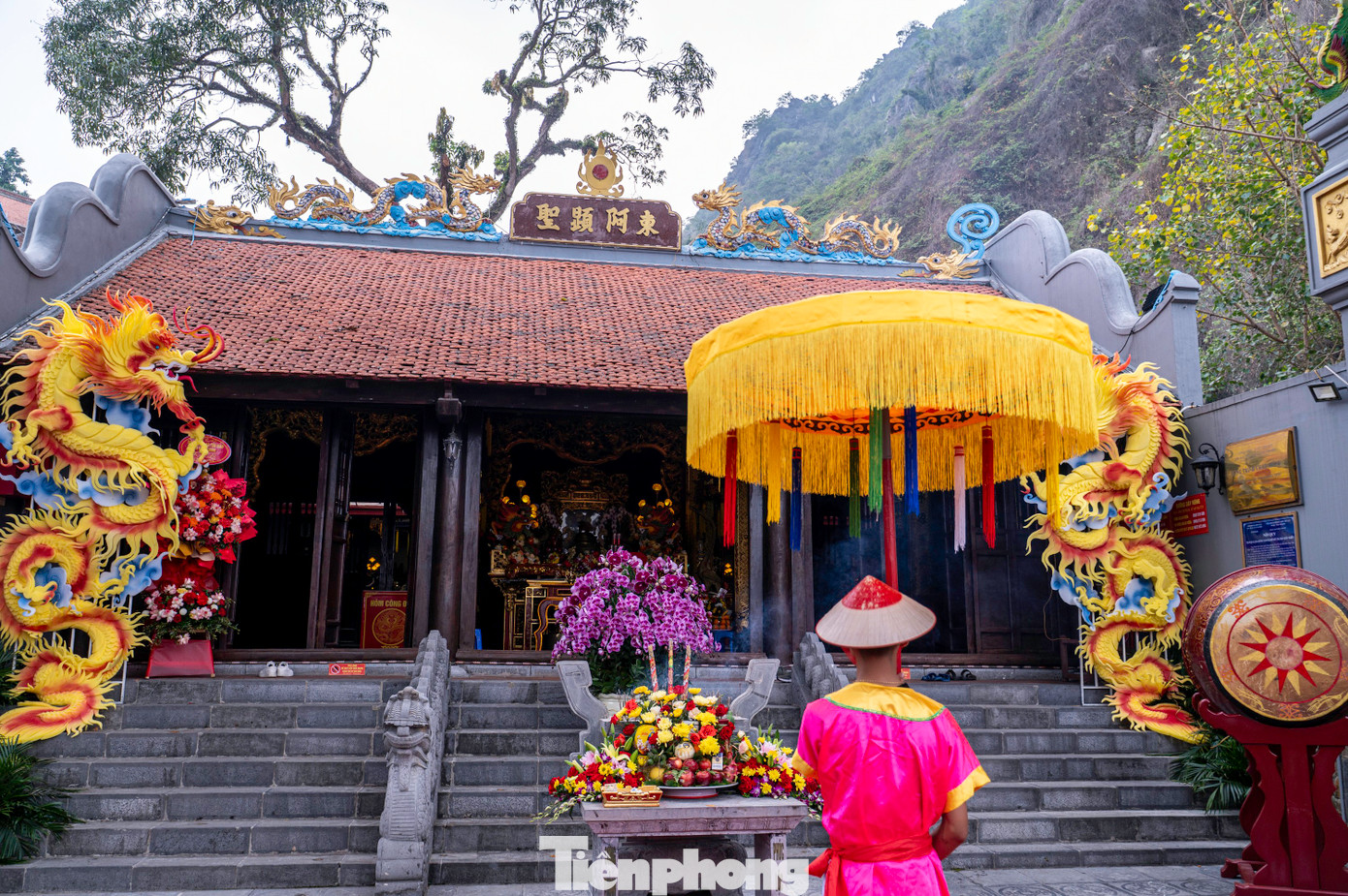 Để ghi nhớ công ơn Trần Quốc Nghiễn, các chủ thuyền đi qua núi Bài Thơ đã cùng nhau lập đền thờ ông. Đền được xây dựng từ lâu đời, trải qua bao biến động của lịch sử và thời gian, đền đã xuống cấp và nhiều lần được trùng tu. Lần trùng tu mới nhất là năm 2002 mang đến cho ngôi đền một diện mạo khang trang như ngày nay. Để ghi nhớ công ơn Trần Quốc Nghiễn, các chủ thuyền đi qua núi Bài Thơ đã cùng nhau lập đền thờ ông. Đền được xây dựng từ lâu đời, trải qua bao biến động của lịch sử và thời gian, đền đã xuống cấp và nhiều lần được trùng tu. Lần trùng tu mới nhất là năm 2002 mang đến cho ngôi đền một diện mạo khang trang như ngày nay.