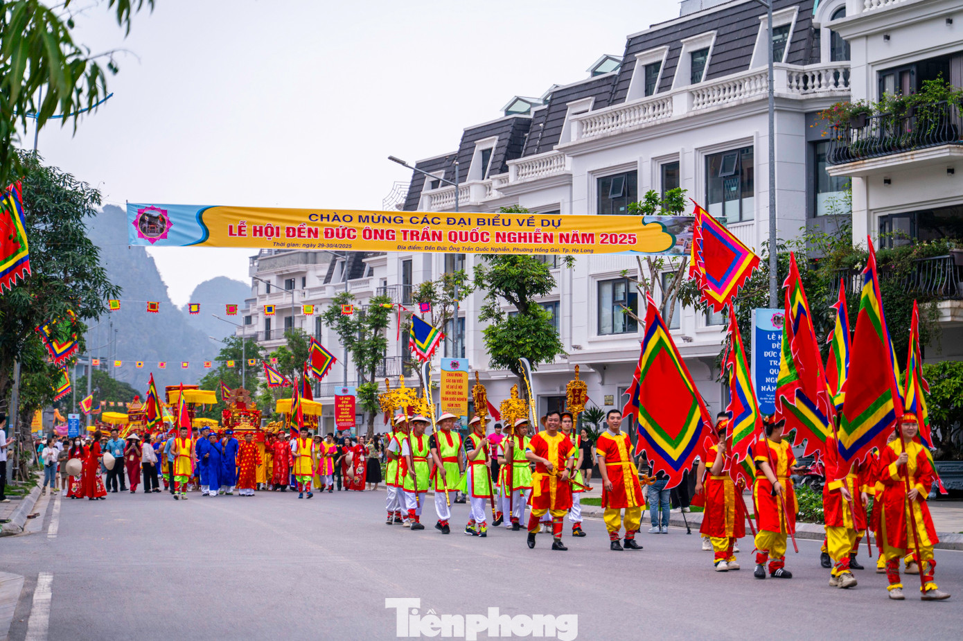 Sáng 30/4, hàng nghìn người dân, Phật tử và du khách đã có mặt tại Cụm Di tích lịch sử Quốc gia Núi Bài Thơ, TP Hạ Long, tỉnh Quảng Ninh để tham gia Lễ hội đền Đức Ông Trần Quốc Nghiễn. Sáng 30/4, hàng nghìn người dân, Phật tử và du khách đã có mặt tại Cụm Di tích lịch sử Quốc gia Núi Bài Thơ, TP Hạ Long, tỉnh Quảng Ninh để tham gia Lễ hội đền Đức Ông Trần Quốc Nghiễn.