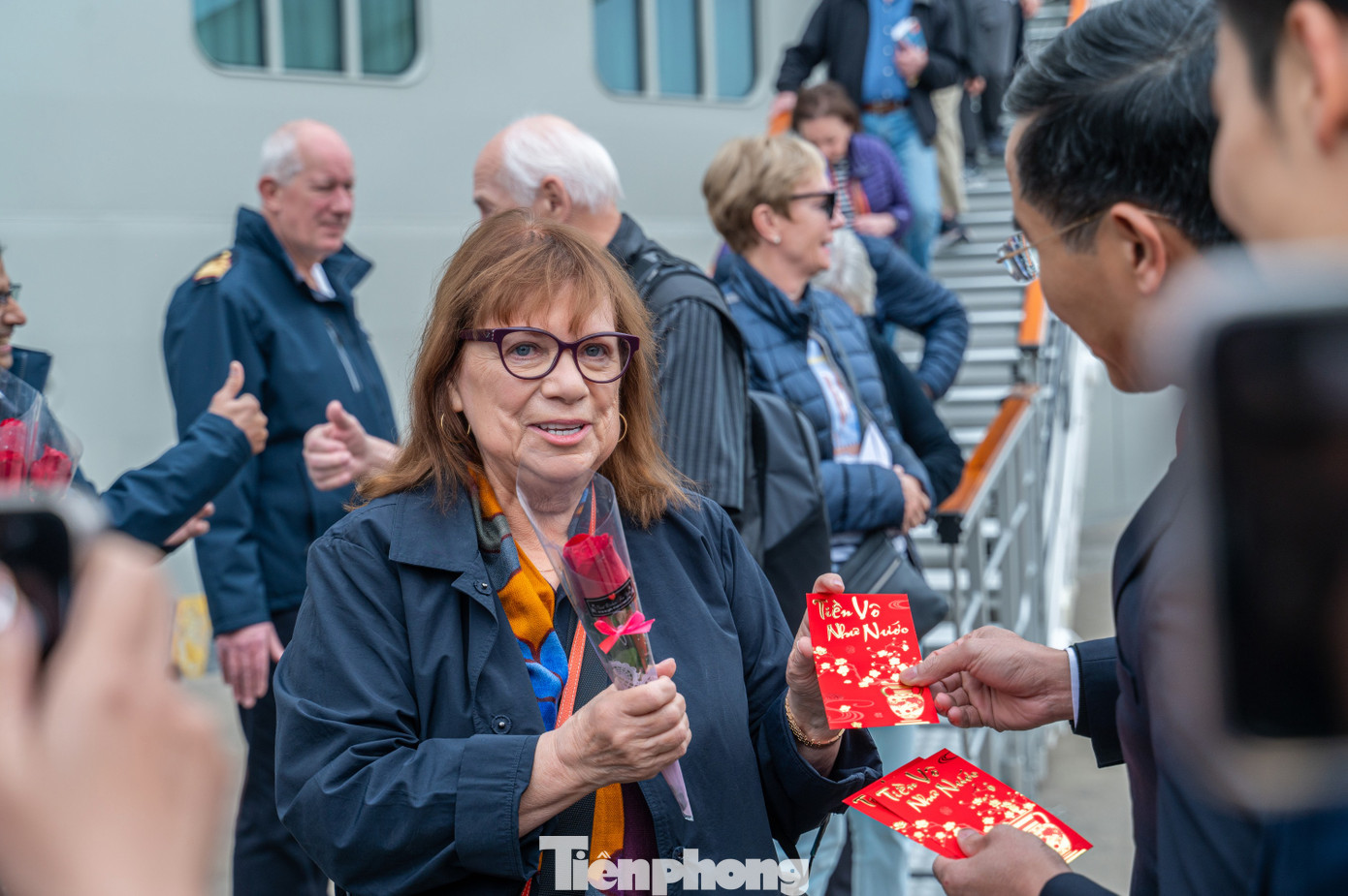 "Ngay khi bước chân xuống cảng, tôi rất ấn tượng với màn múa rồng lân, biểu tượng may mắn của văn hóa Á Đông. Tôi rất vui khi là những vị khách du lịch đầu tiên và trực tiếp được ông chủ tịch tỉnh tại địa phương đến chúc những điều may mắn. Thật thú vị !" - Serela nói.