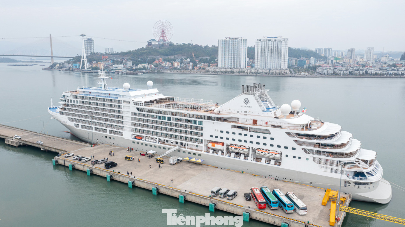 Sáng 29/1 (mùng 1 Tết), tàu biển Silver Dawn kéo tiếng còi vang dội trên vùng biển vịnh Hạ Long báo hiệu là chuyến tàu du lịch biển quốc tế đầu tiên đến xông đất du lịch Quảng Ninh trong ngày đầu năm mới xuân Ất Tỵ 2025.