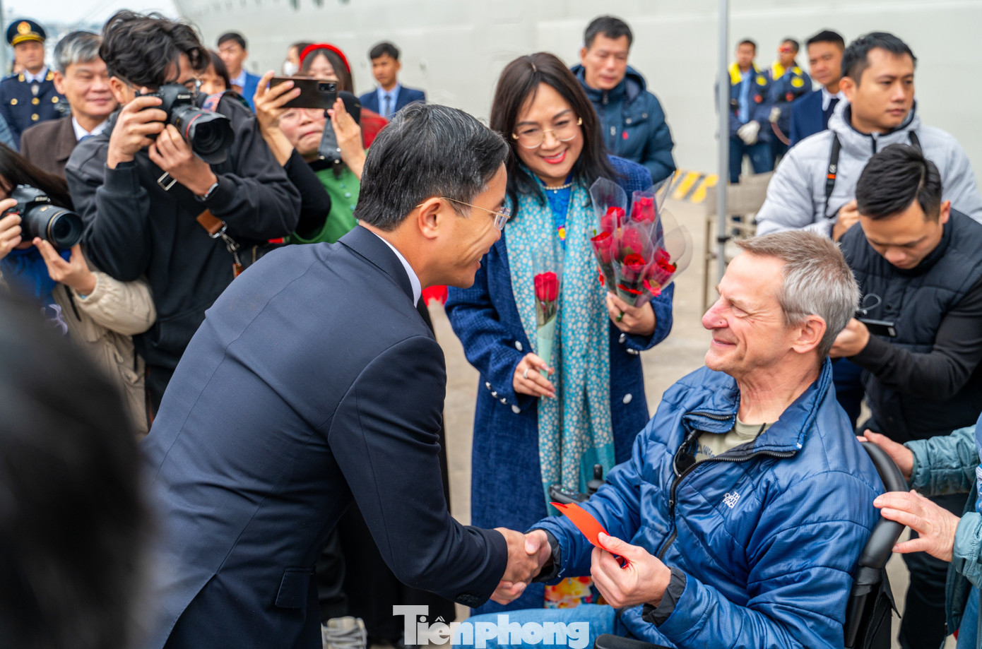 Ông Phạm Đức Ấn - Chủ tịch UBND tỉnh Quảng Ninh - cùng lãnh đạo Sở Du lịch; TP Hạ Long; Ban Quản lý vịnh Hạ Long đến chúc Tết, tặng hoa và lì xì may mắn đầu năm cho các vị khách quốc tế.