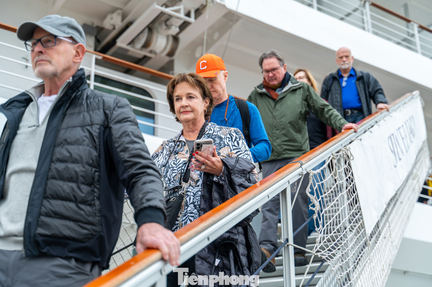 Trả lời PV Tiền Phong, bà Nguyễn Huyền Anh - Giám đốc Sở Du lịch Quảng Ninh - cho biết những vị khách quốc tế “xông đất” du lịch Quảng Ninh tại Cảng tàu khách quốc tế Hạ Long là tín hiệu mừng trong ngày đầu tiên của năm mới Ất Tỵ. Năm 2025, du lịch Quảng Ninh kỳ vọng đạt 20 triệu lượt khách, trong đó có 4,5 triệu khách quốc tế, với mức doanh thu du lịch khoảng 55.000 tỷ đồng.