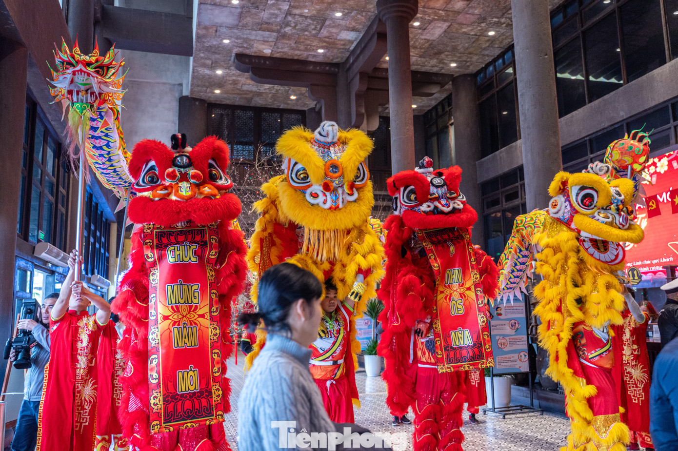 Bên trong nhà ga của cảng tàu, đội lân sư rồng cùng trống hội biểu diễn chào đón các vị khách đến cảng để đi tham quan vịnh Hạ Long.