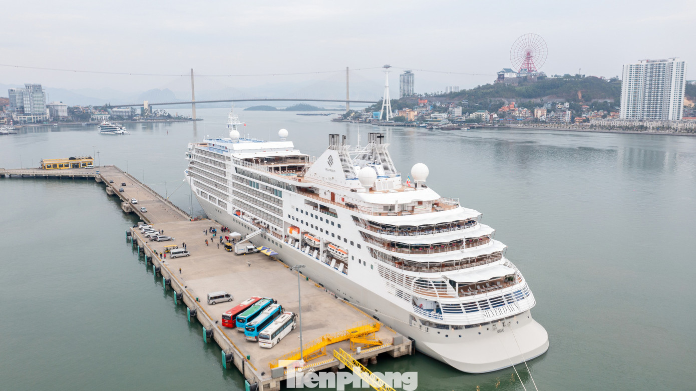 Tại Cảng tàu quốc tế Hạ Long, TP Hạ Long, tàu biển Silver Dawn chở gần 500 khách quốc tế đến từ châu Âu, châu Mỹ đến "xông đất" Quảng Ninh trong ngày đầu năm mới.