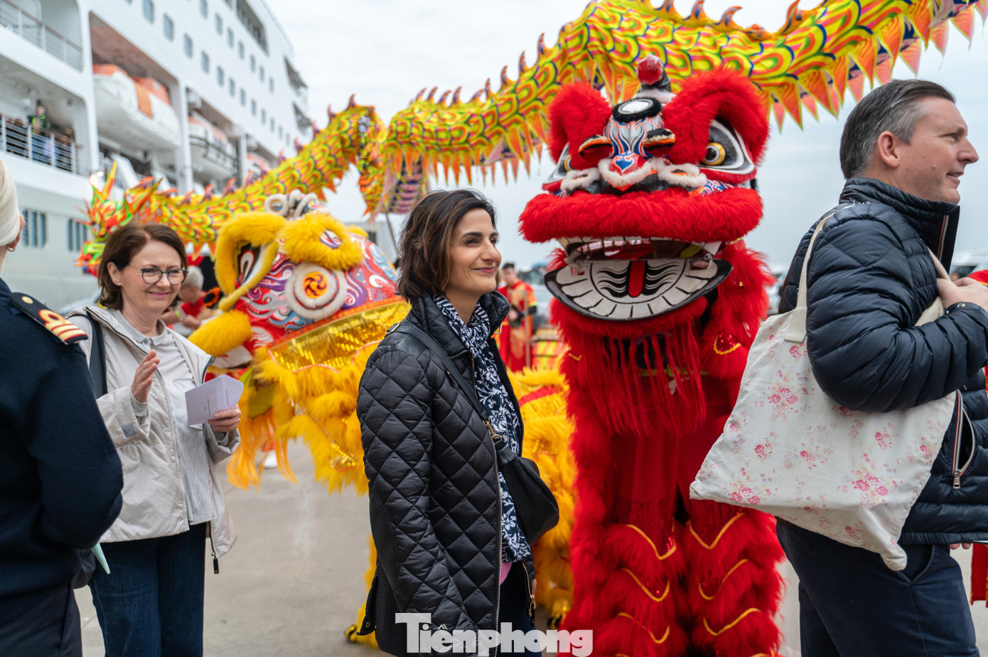 Bà Serela người Thụy Sĩ cho biết rất thích thú khi được đến du lịch Hạ Long, Quảng Ninh ngay trong những ngày đầu năm mới.