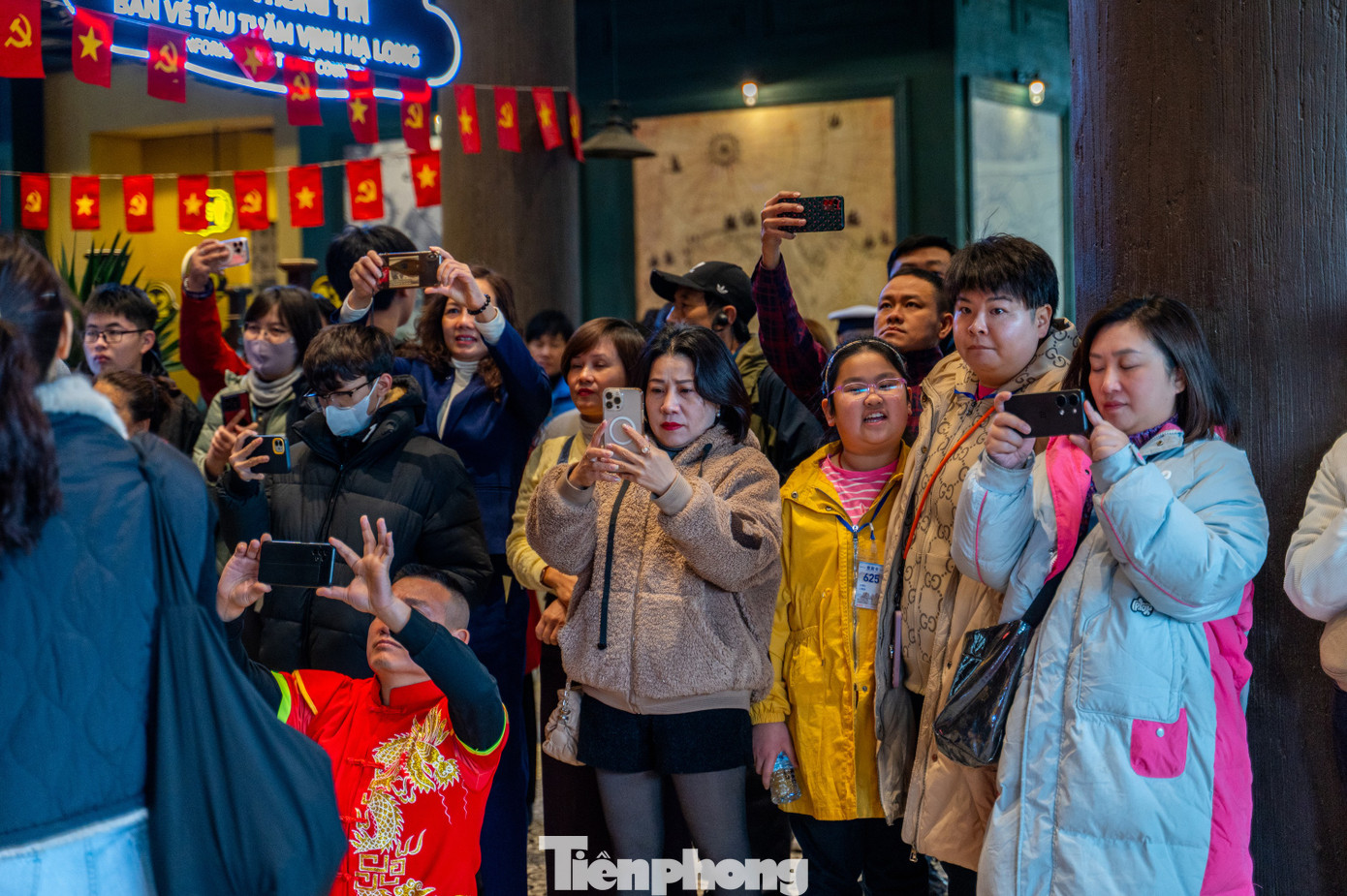 Nhiều đoàn du khách tỏ ra thích thú khi được đón tiếp nồng hậu.